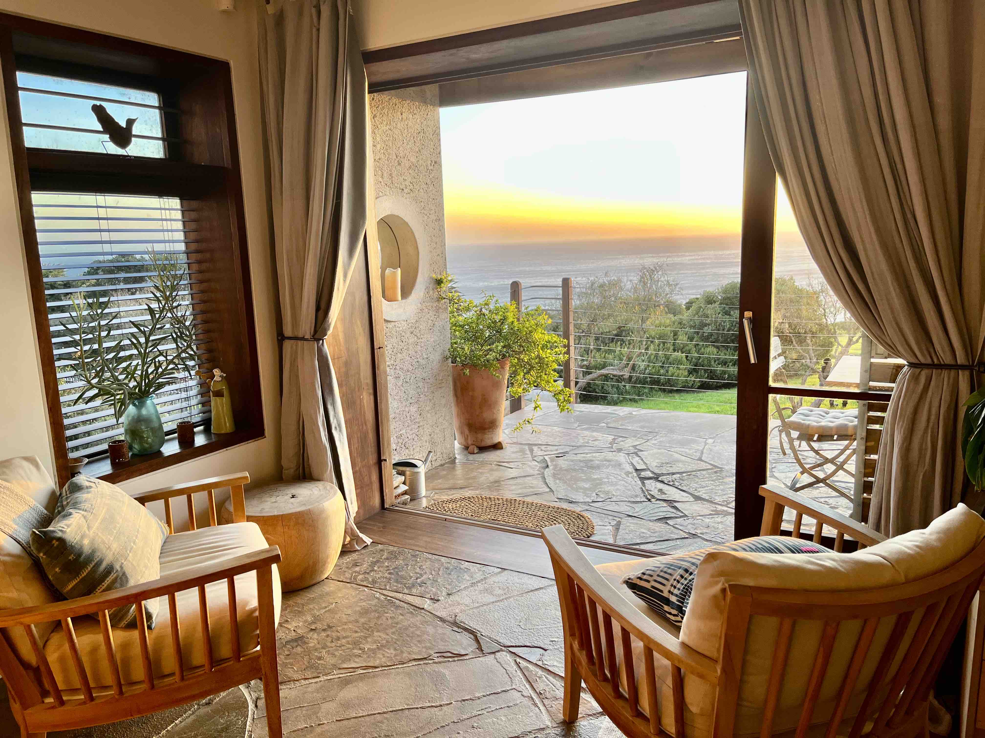 Camps Bay studio apartment with magnificent views.
