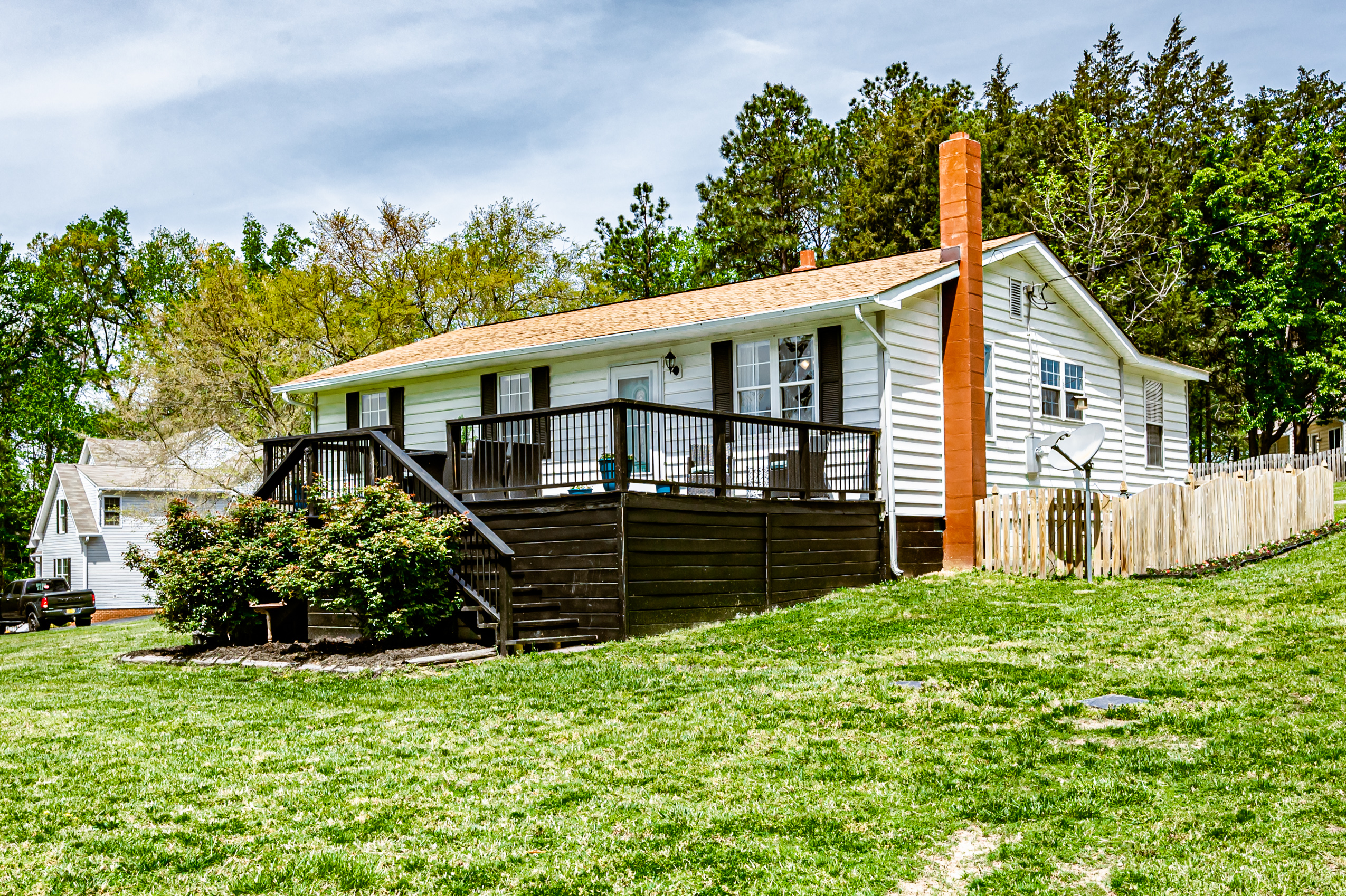 Water View - 1 Acre, Great Location! Chickens!