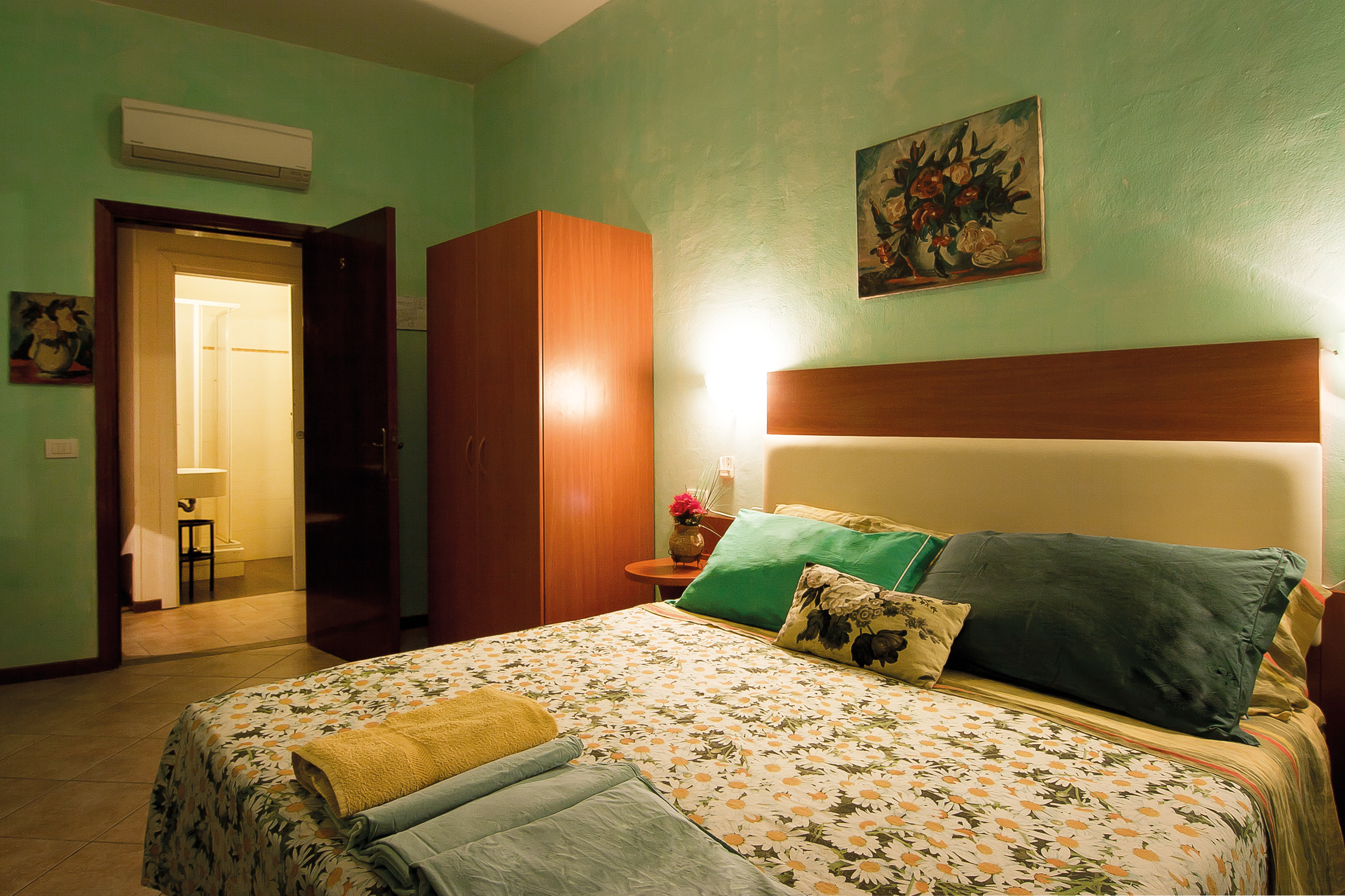 Central Double Shared Bathroom in Centro Storico, Florence