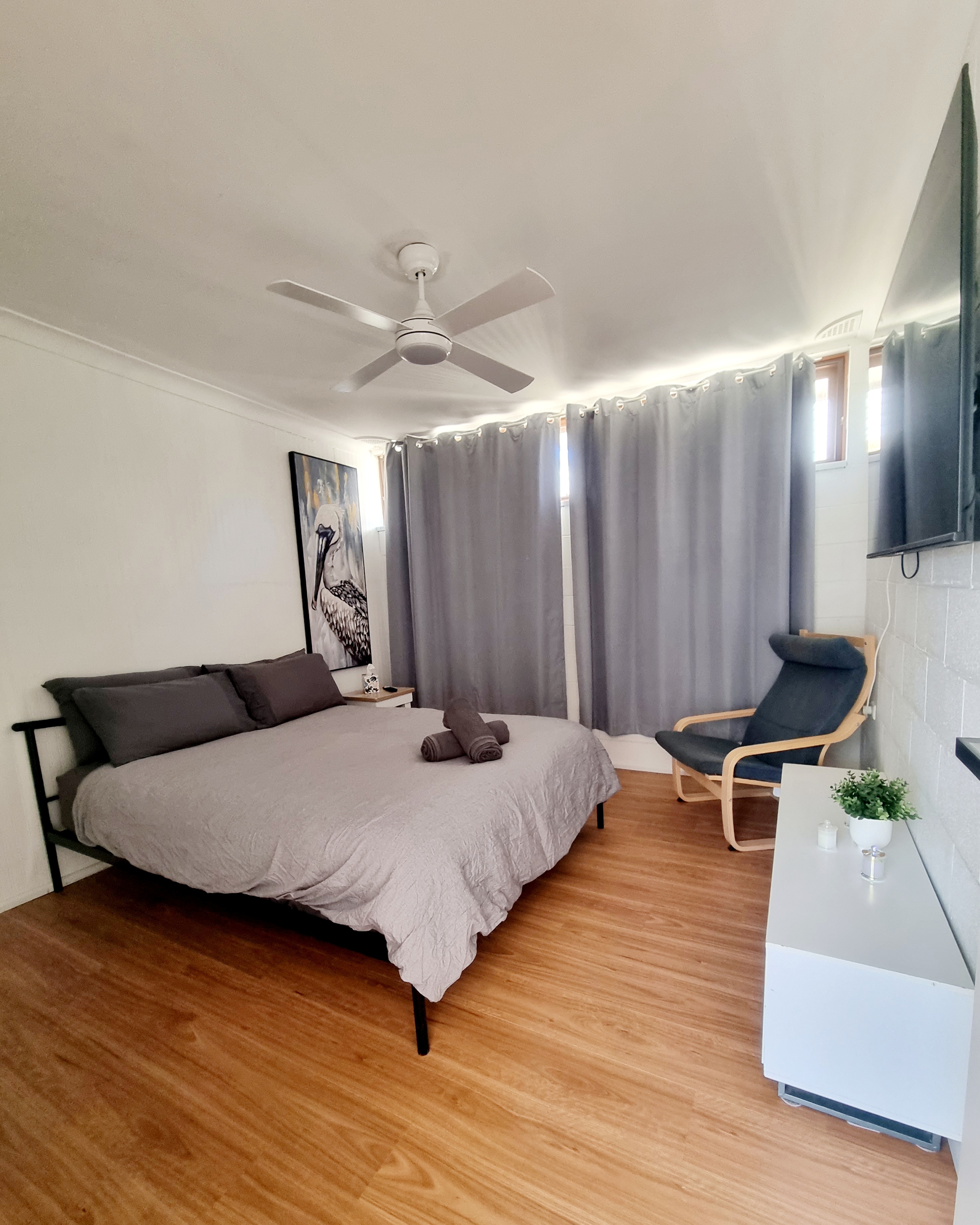 Light filled 2bed coastal home centrally located