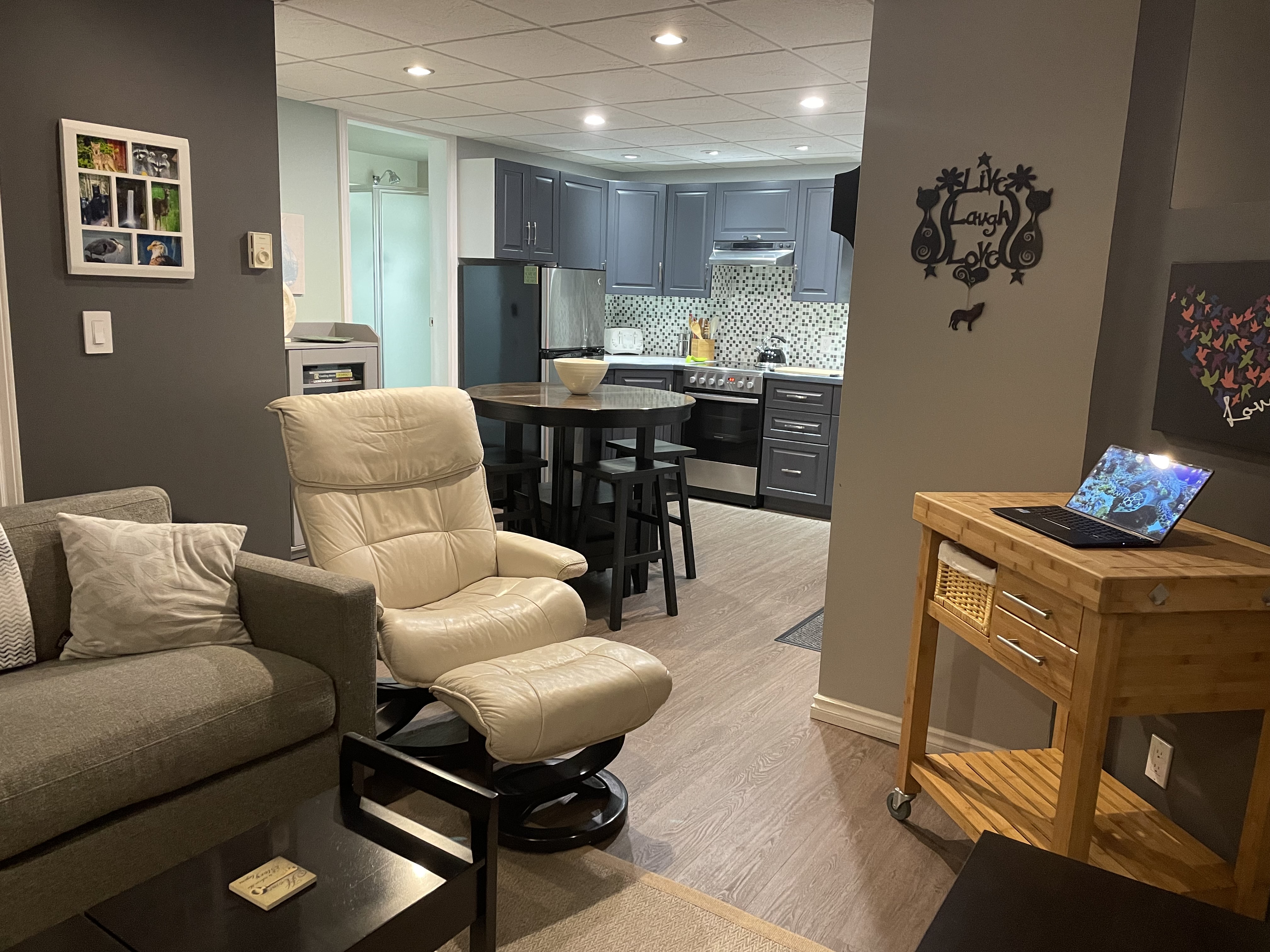 Cozy Suite Backs onto World Class Trails - 90 Days