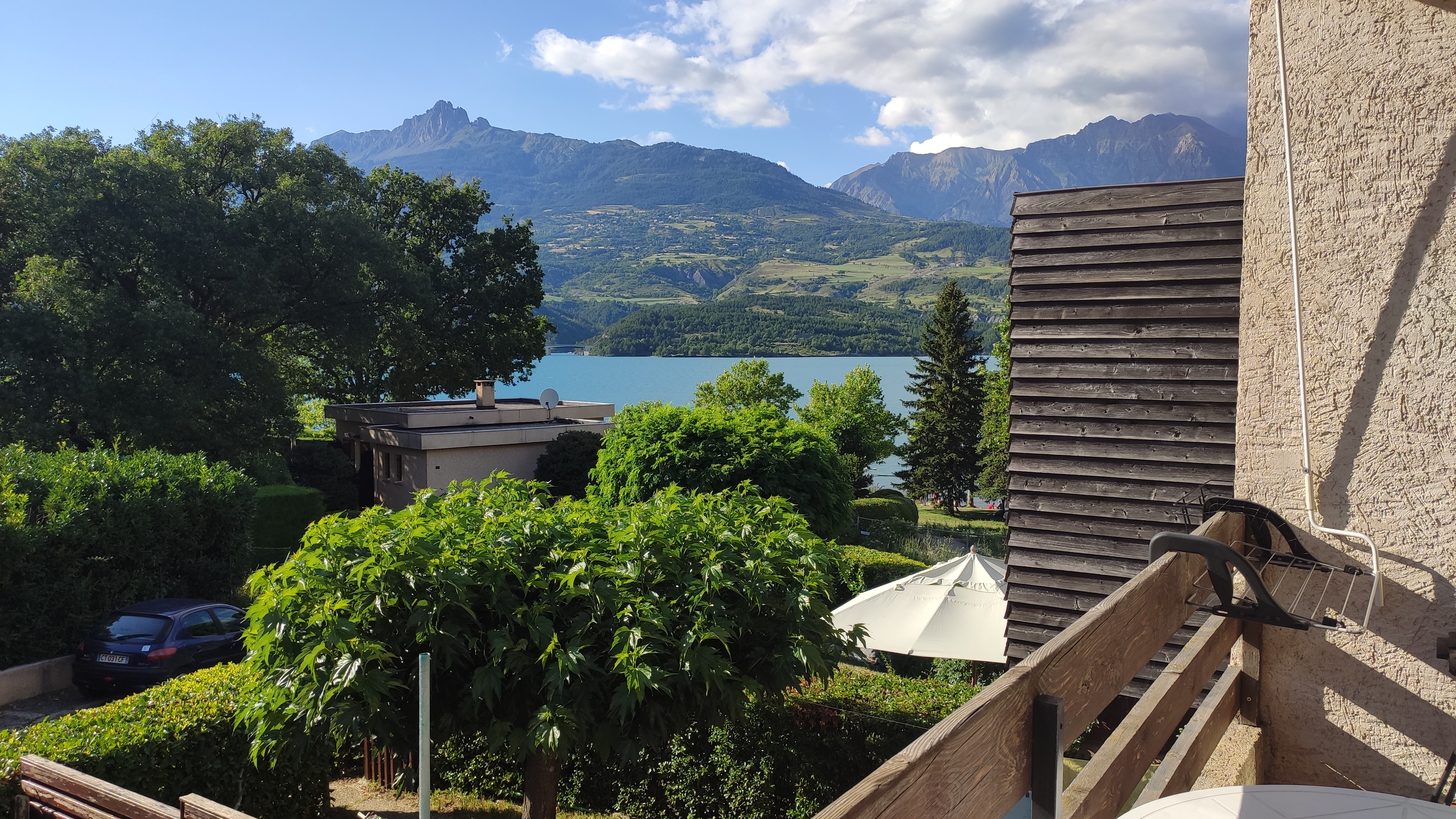 Apartment with balcony by the lake