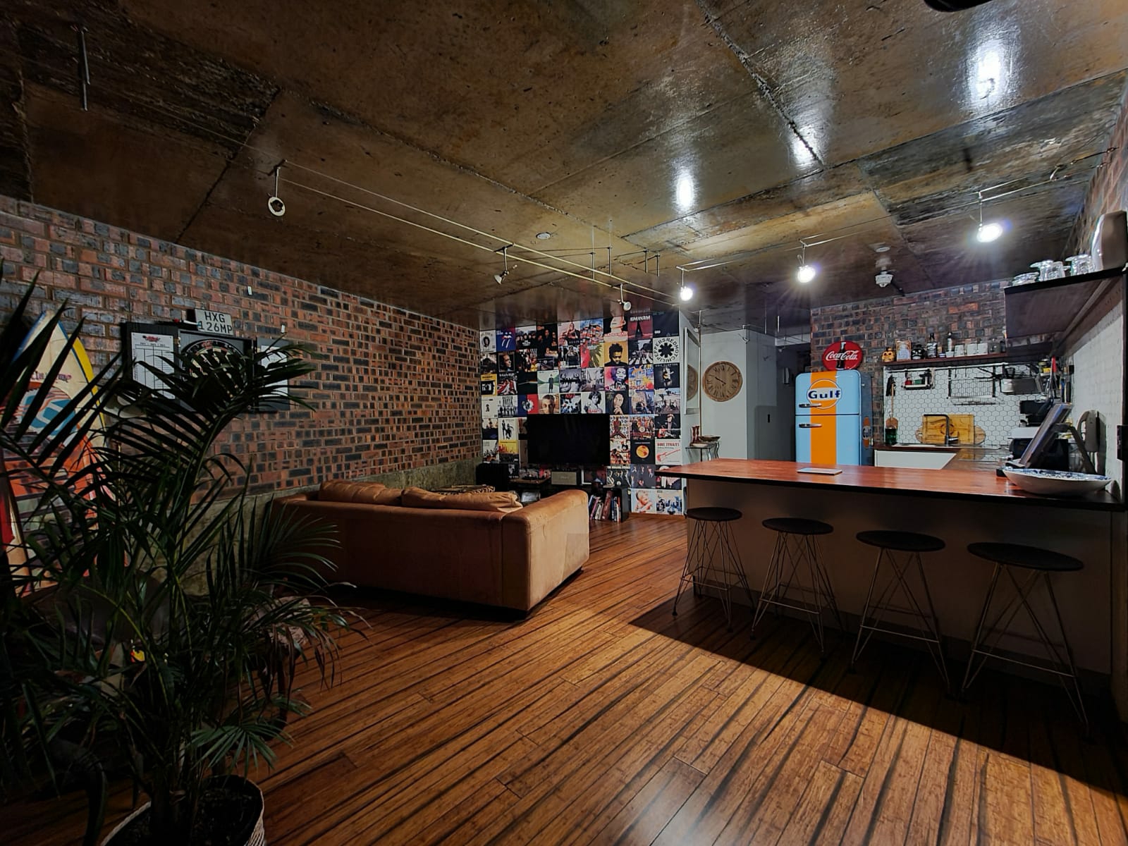 Trendy Loft Style Apartment (NO POWER CUTS)