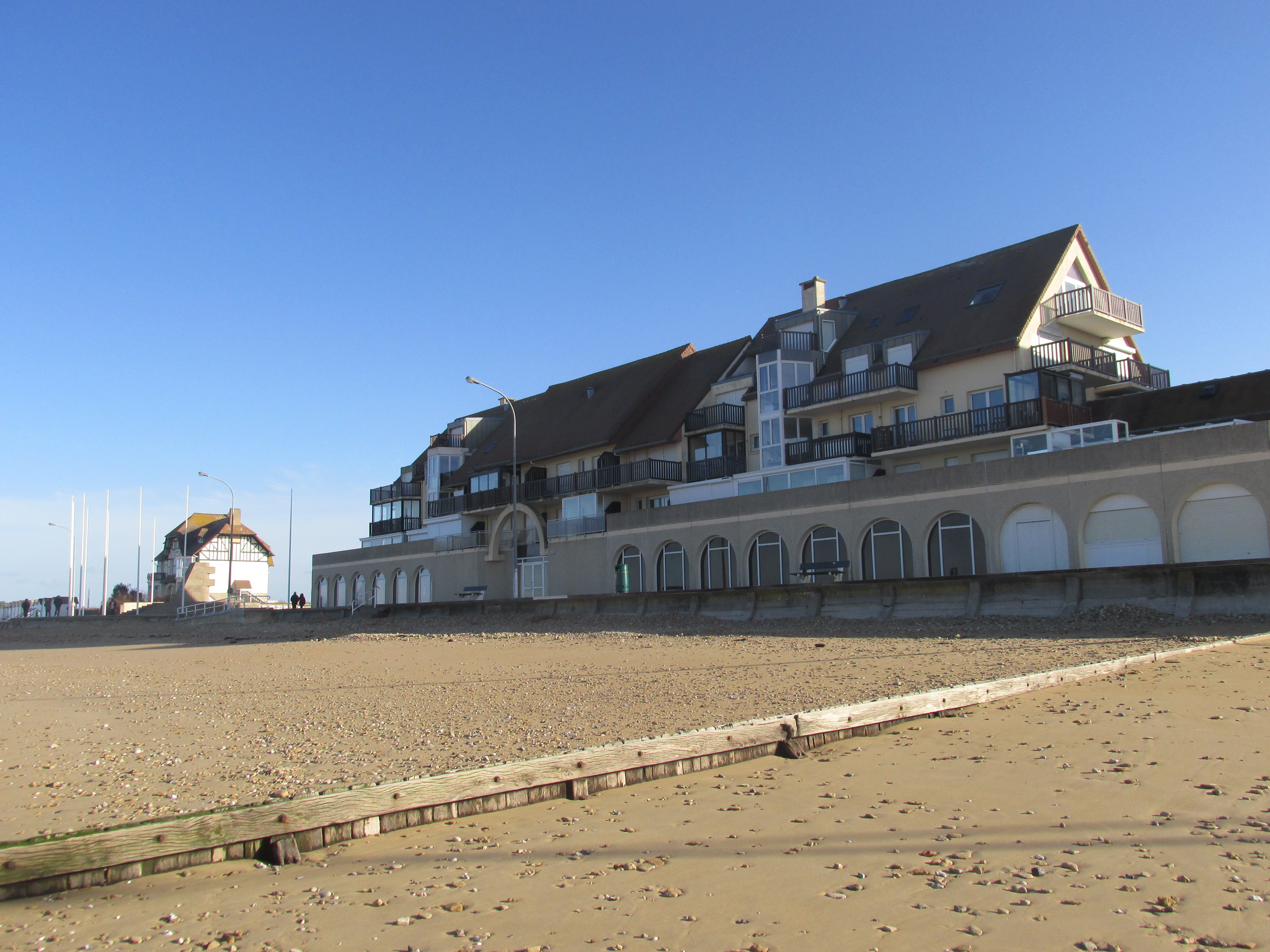seafront apartment with south-facing balcony