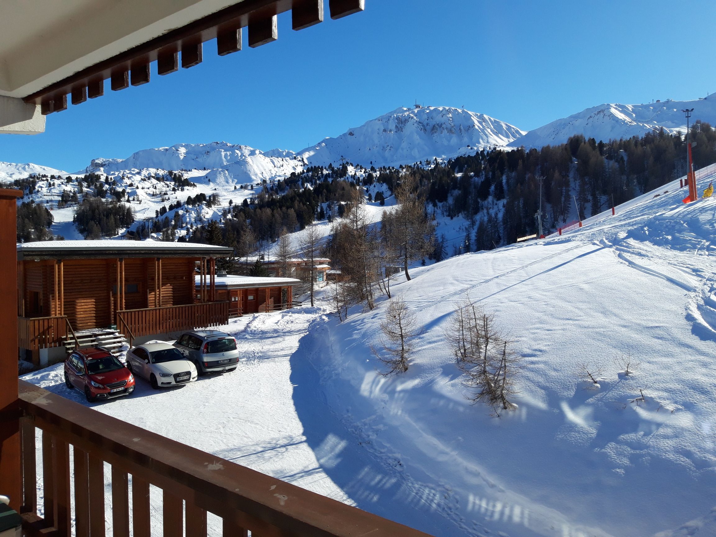 Plagne centre, facing south, on the edge of slopes