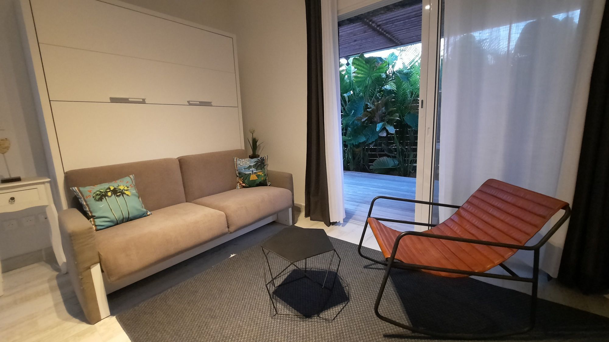 Independent entrance studio and kitchen in Flamands