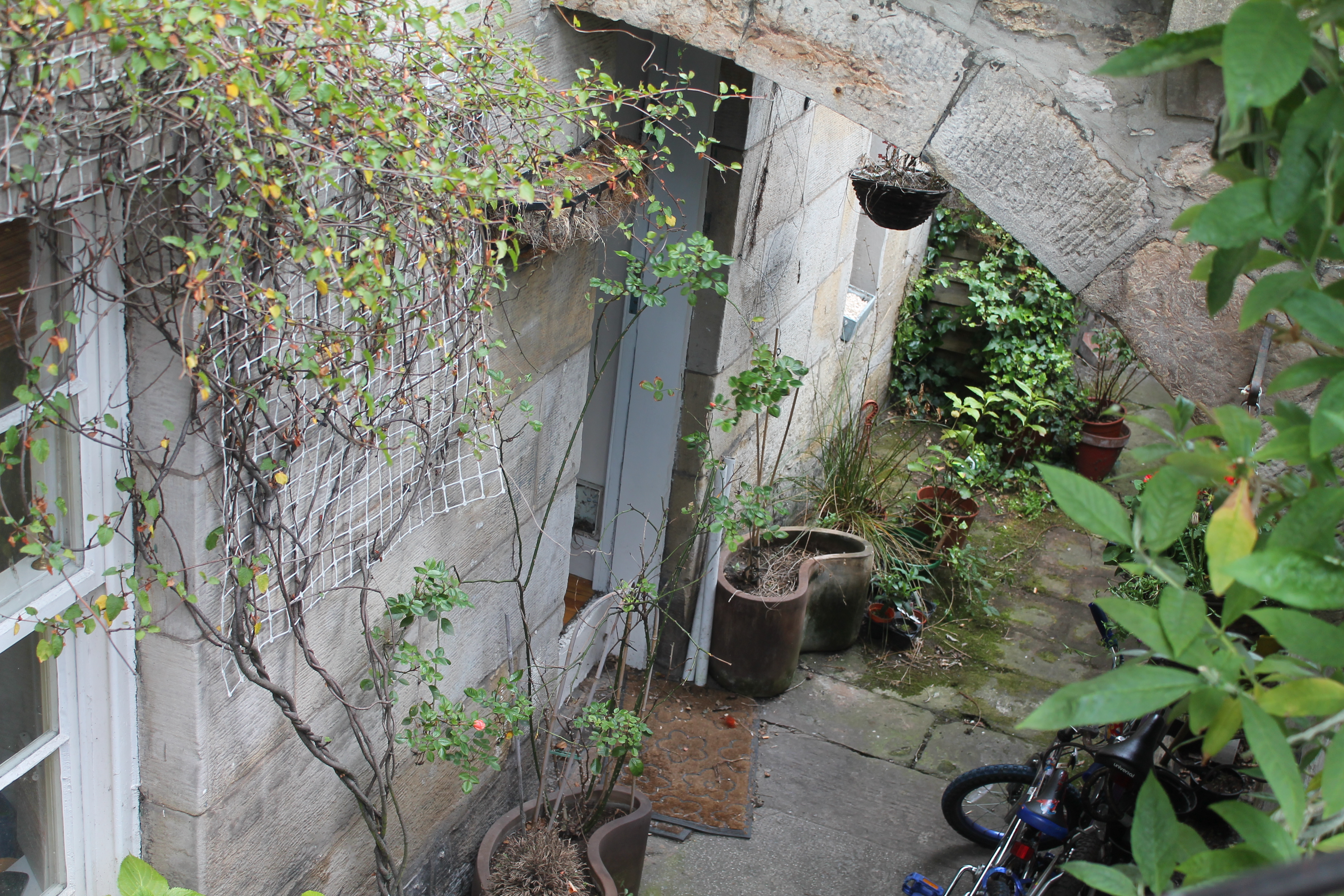 Basement garden flat nr Leith shore in North Leith and Newhaven, Edinburgh