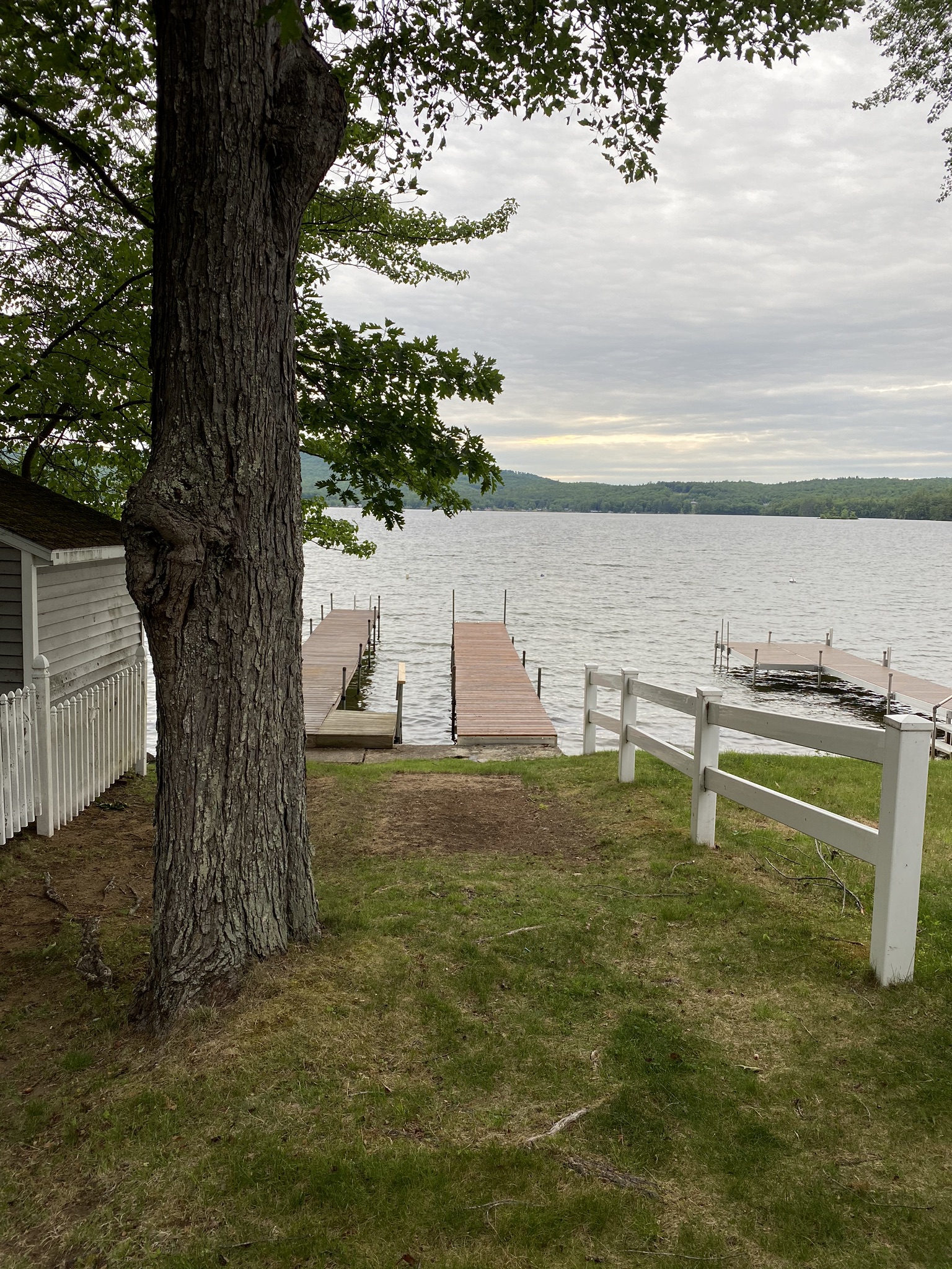 Cottage with screen porch overlooking Webster Lake Cottages for Rent