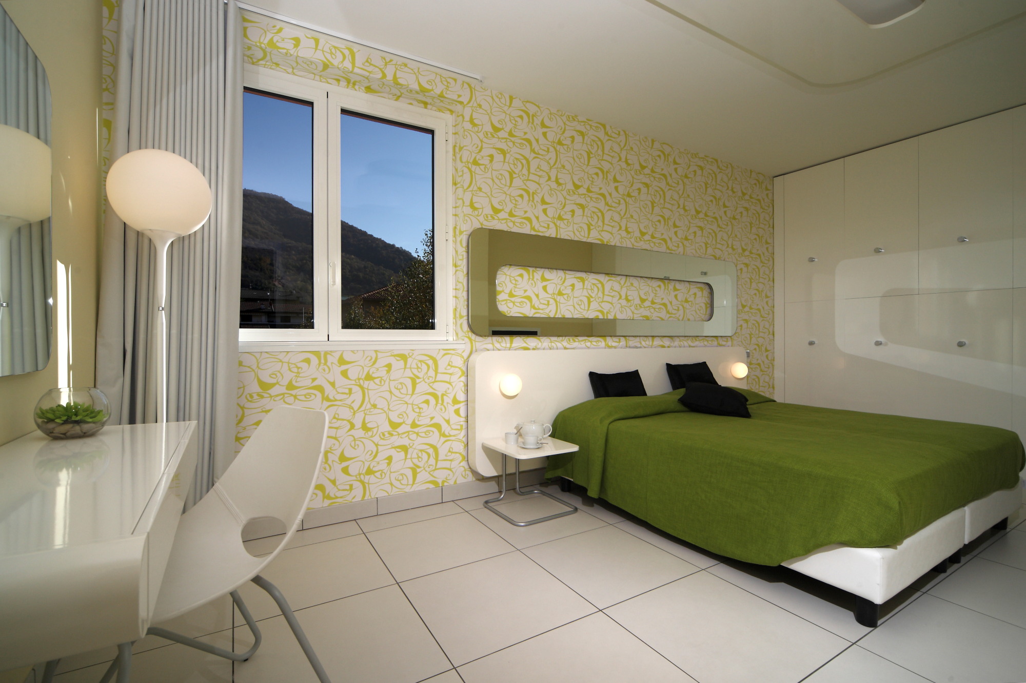 C101: 1 bedroom apartment with partial lake view