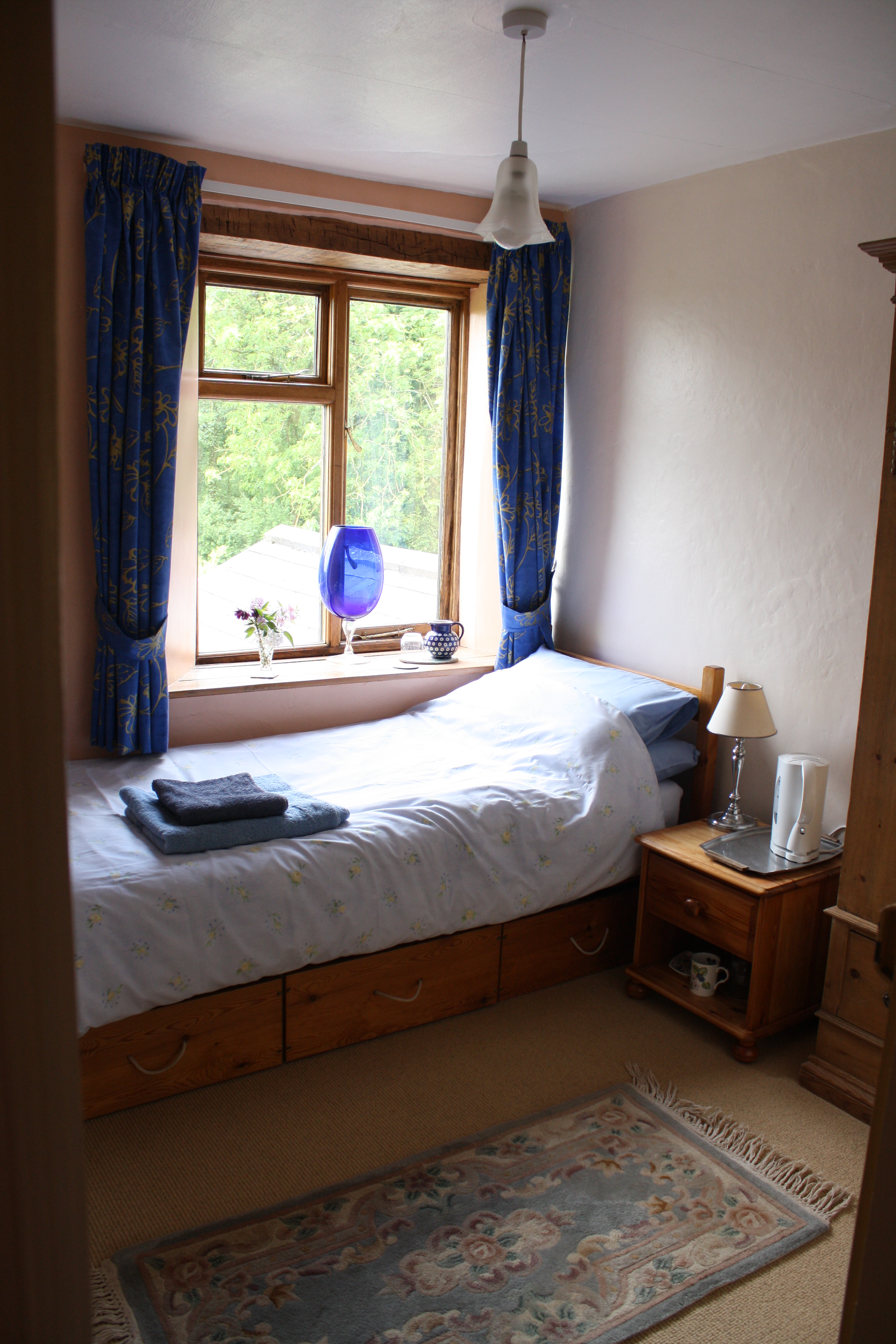 Single room in quiet country home