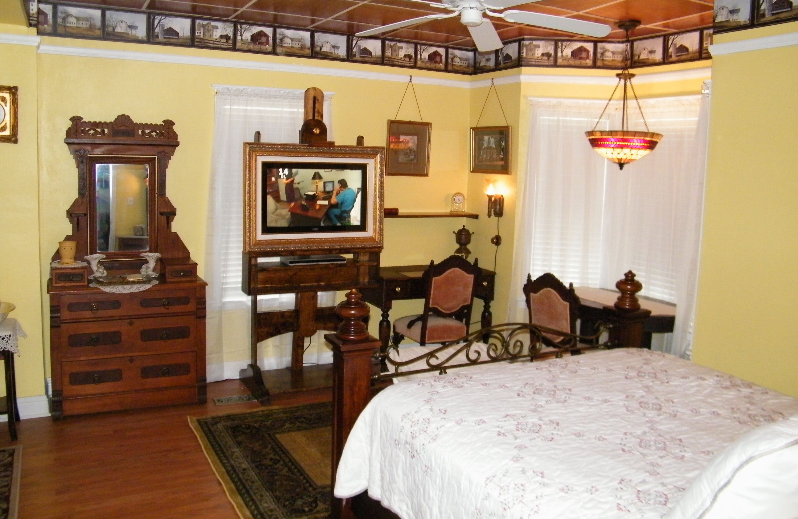 The Yellow Room at Book Nook Inn Bed & Breakfast Houses for Rent in