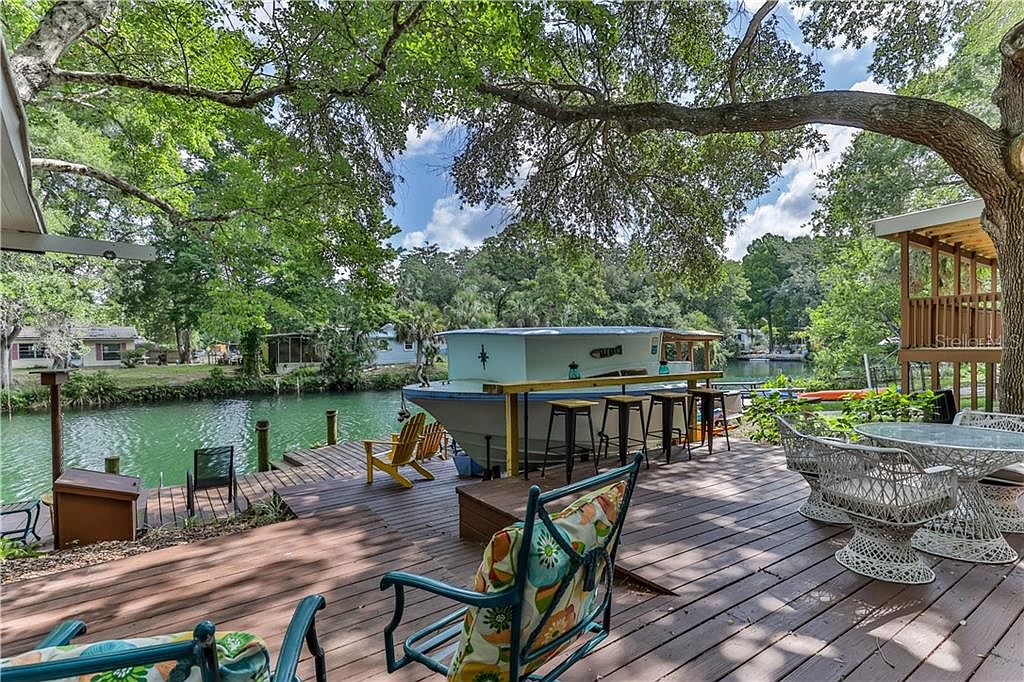 to the Weeki Wachee River Boathouse Cottages for Rent in