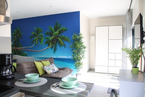 Sunny studio with access to garden and pool