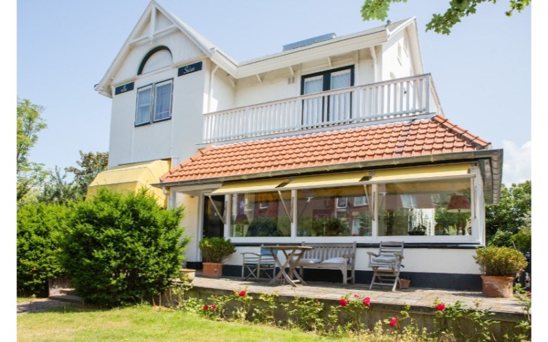 Suite in B&B Villa Suisse a great luxuary B&B with nice garden close to the beach — The Hague stay