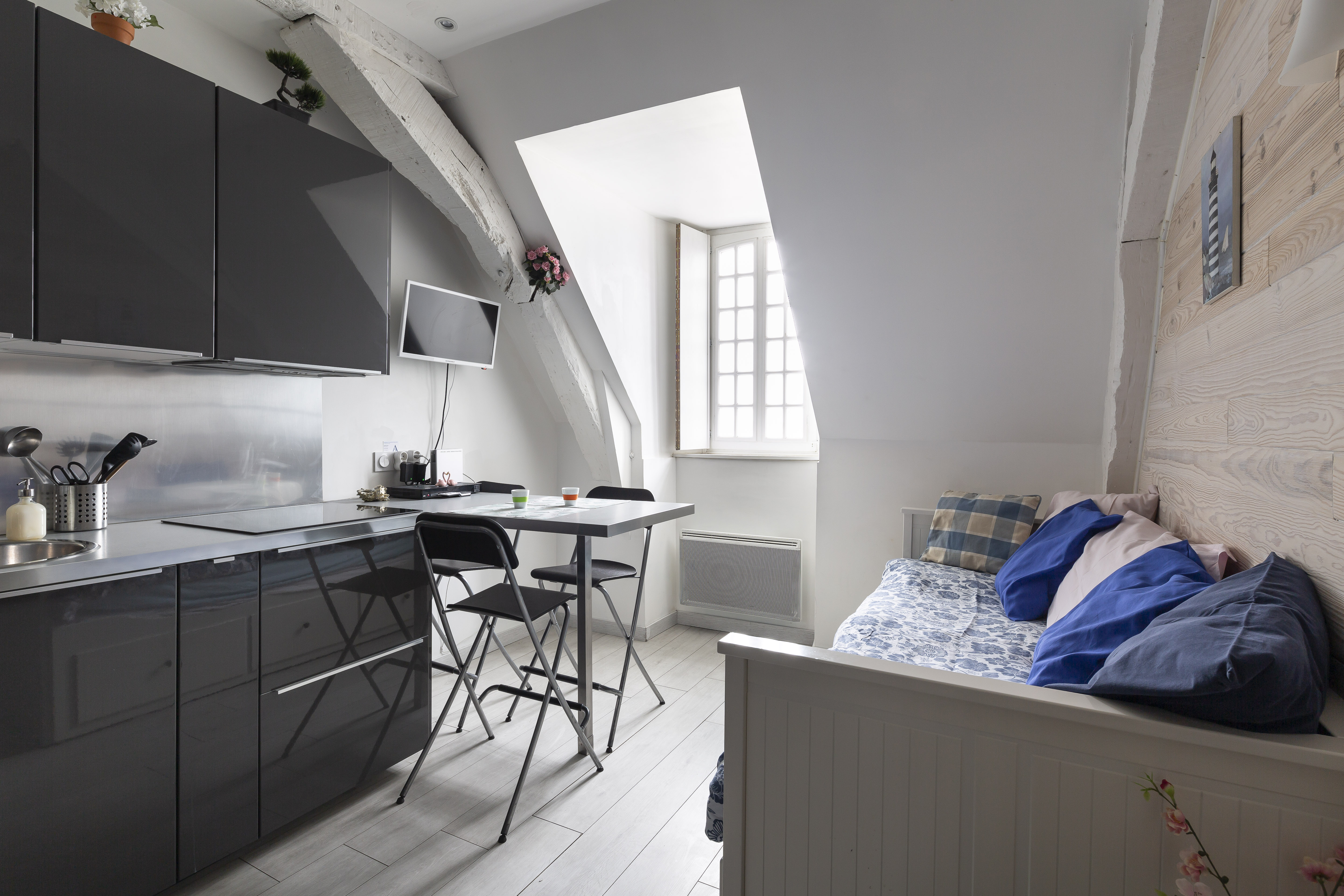 Duplex in walled-city with sea view