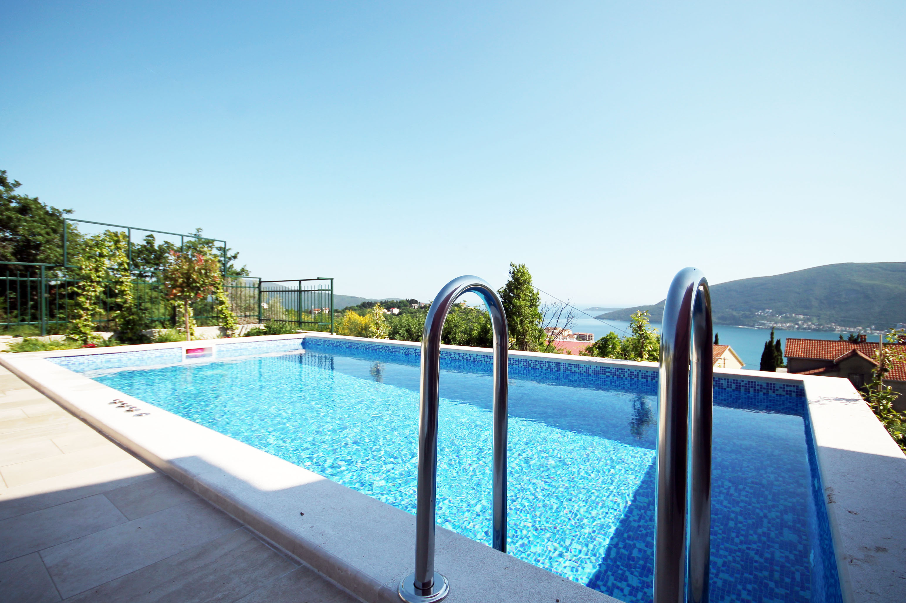 2 bedroom apartment with pool, perfect sea view