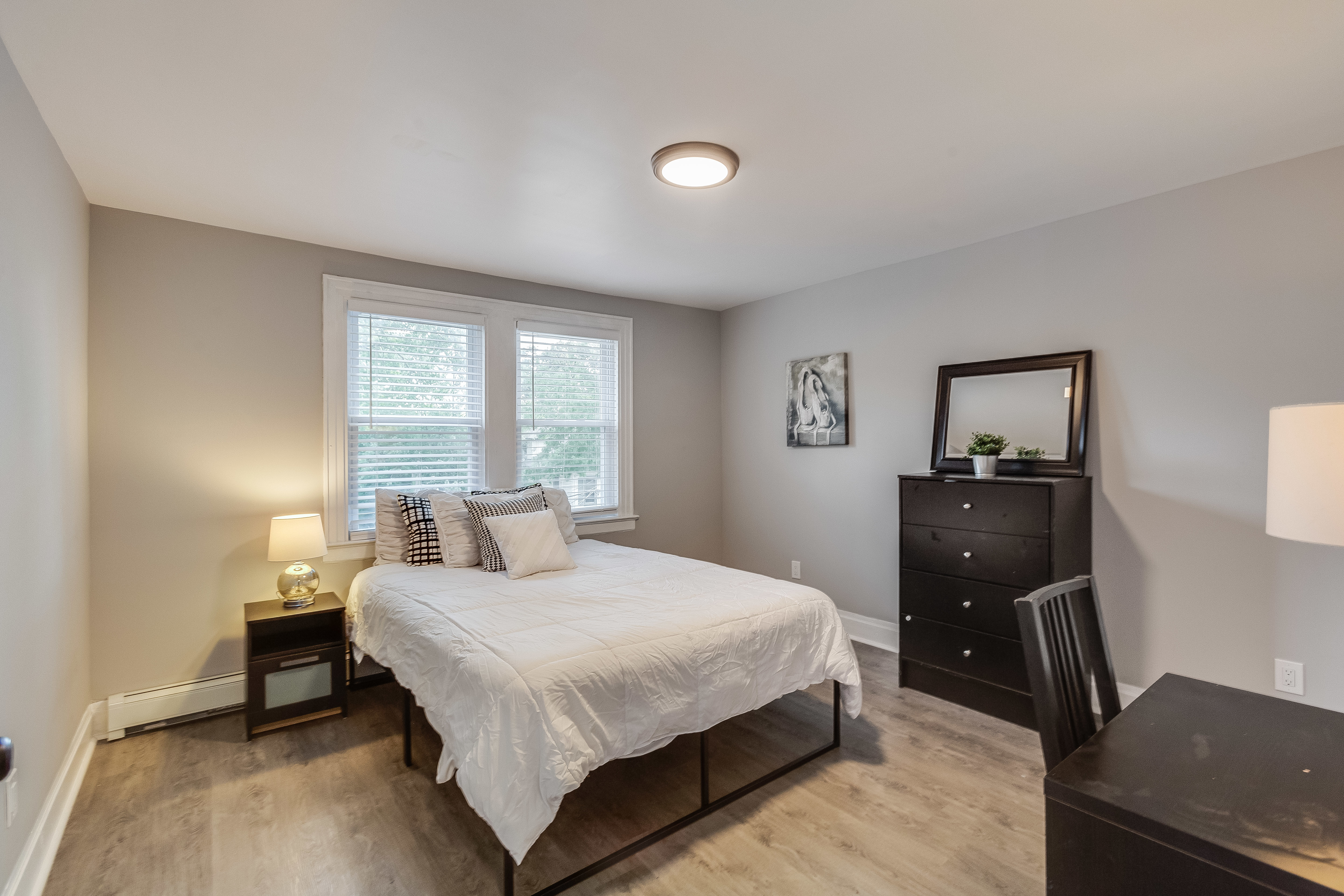 Bright Renovated 6-BR Duplex Apt - Newark near EWR in South, Newark