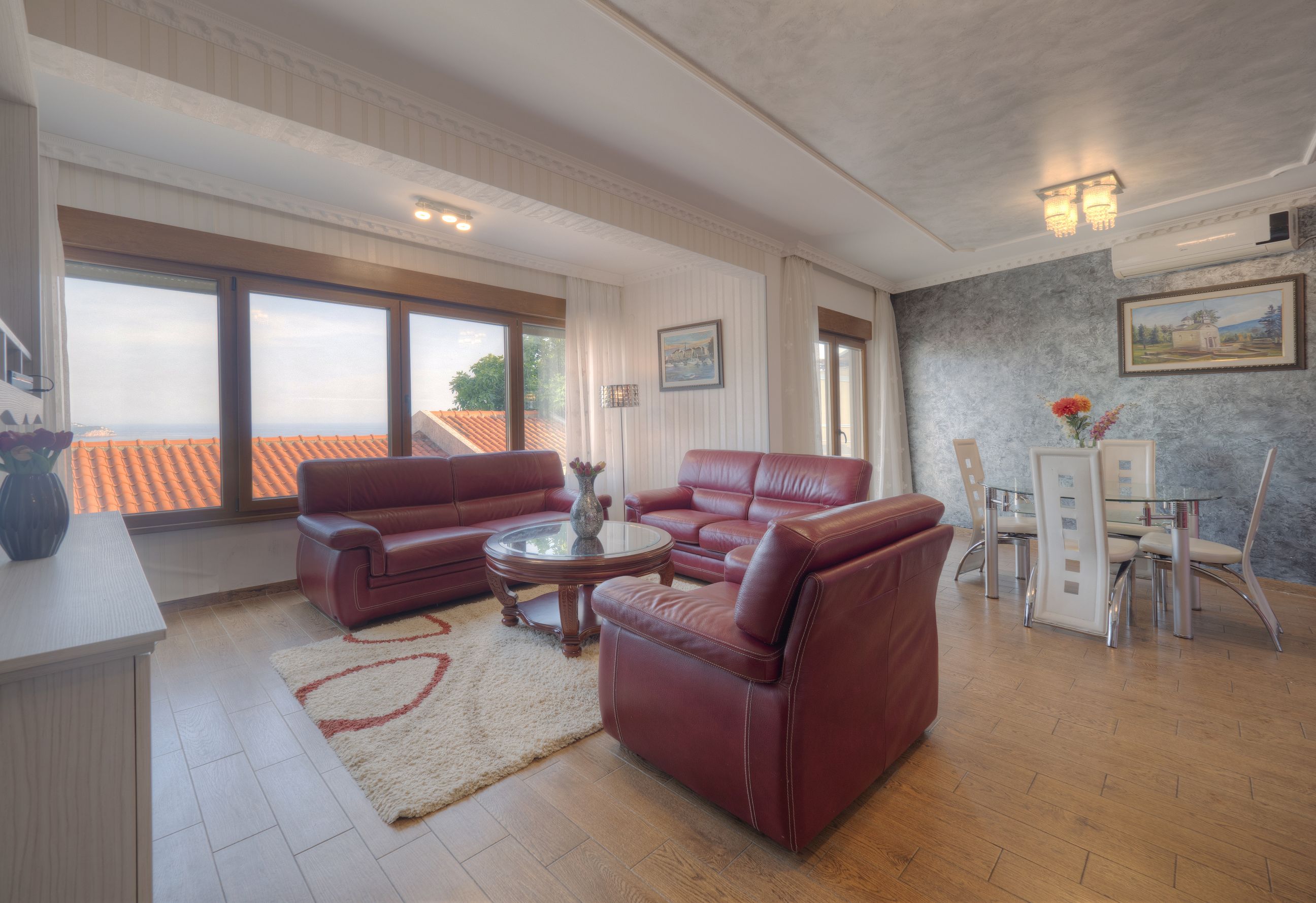 Comfortable apartment of 100m², ideal for families with two bedrooms, overlooking the sea and mountains.