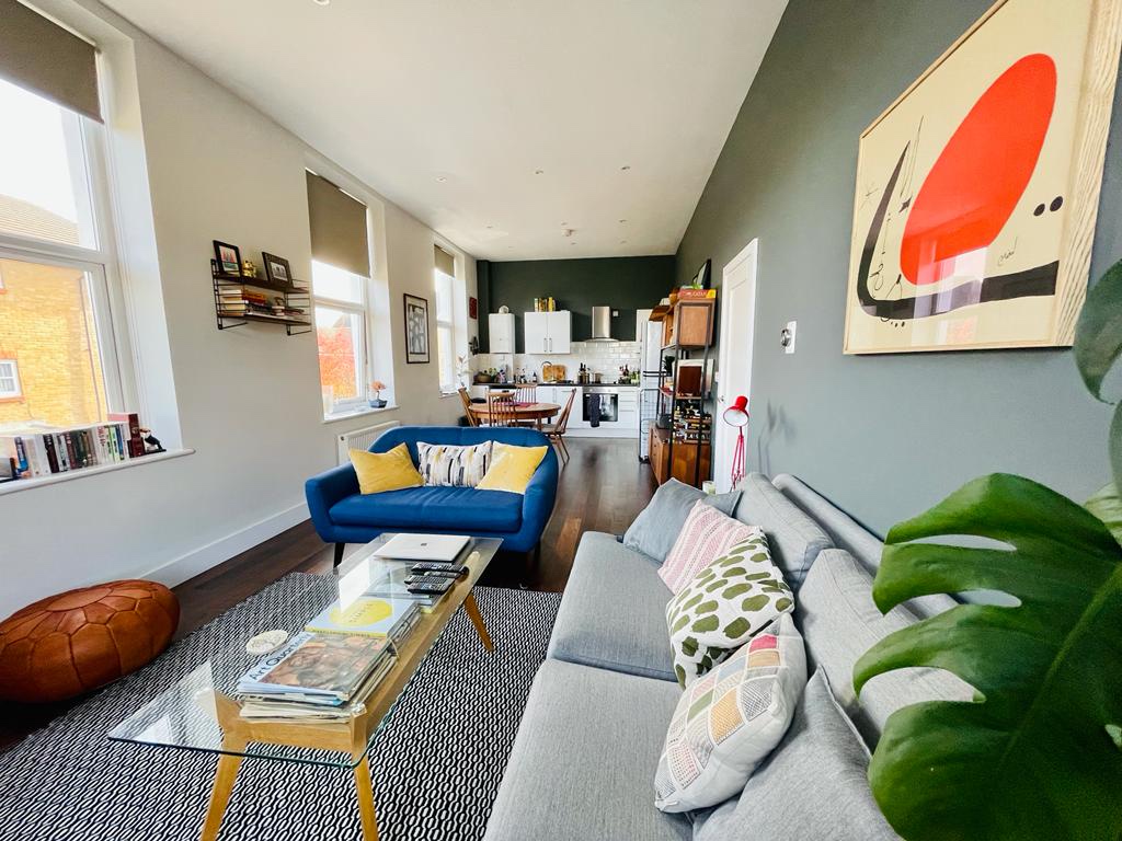 Large 2 bedroom flat with roof terrace in Zone 2