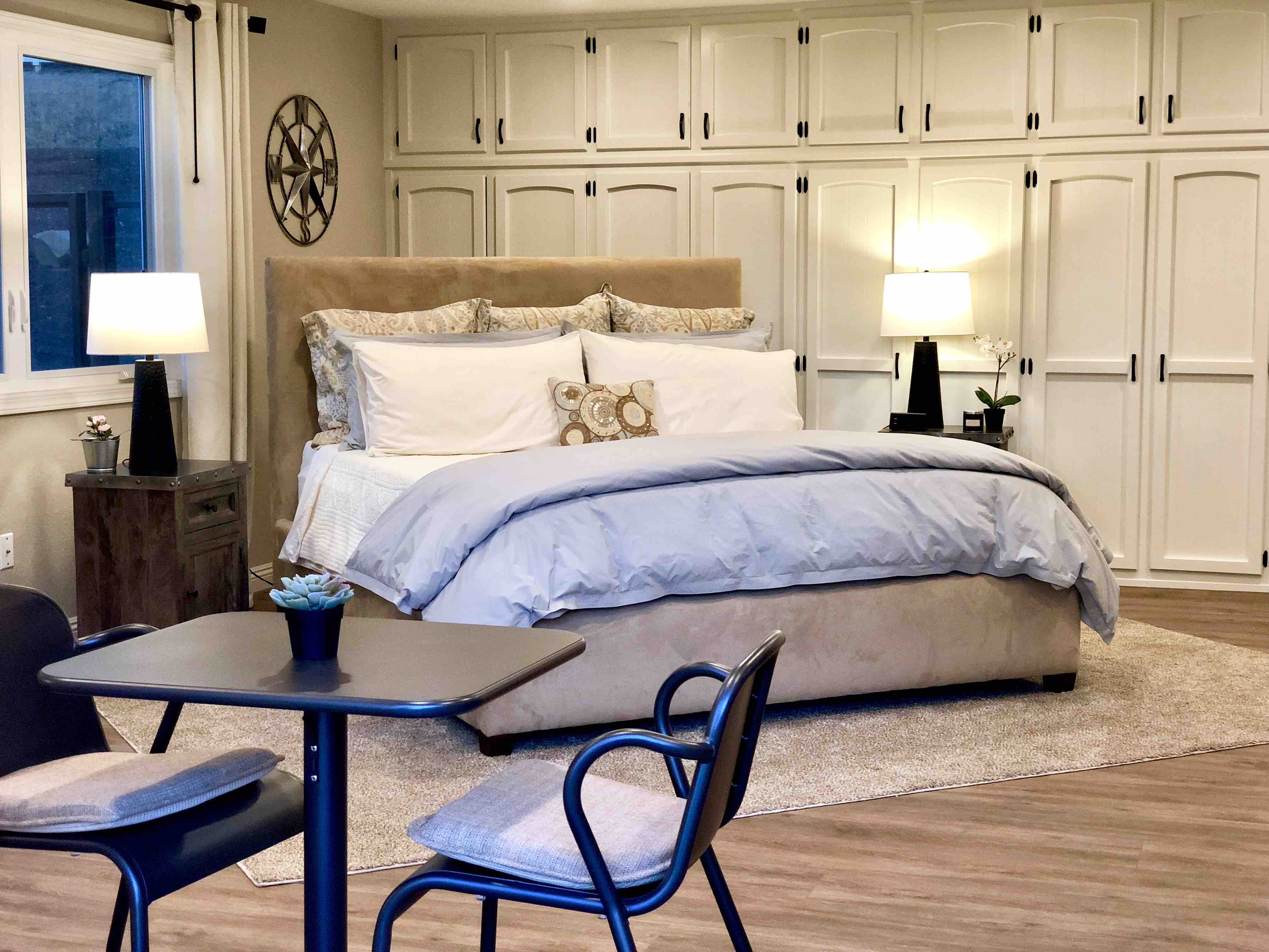 ★Private Suite King Bed, Private Bath + Sofa Bed