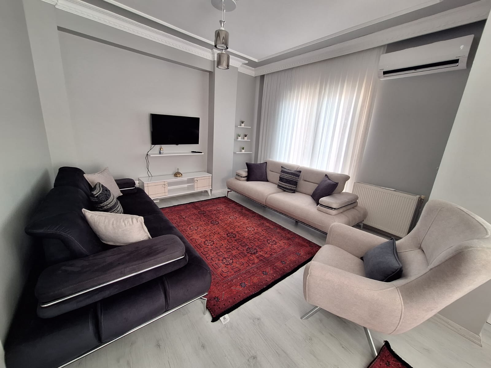 Luxury and cozy beautiful house next to the metro
