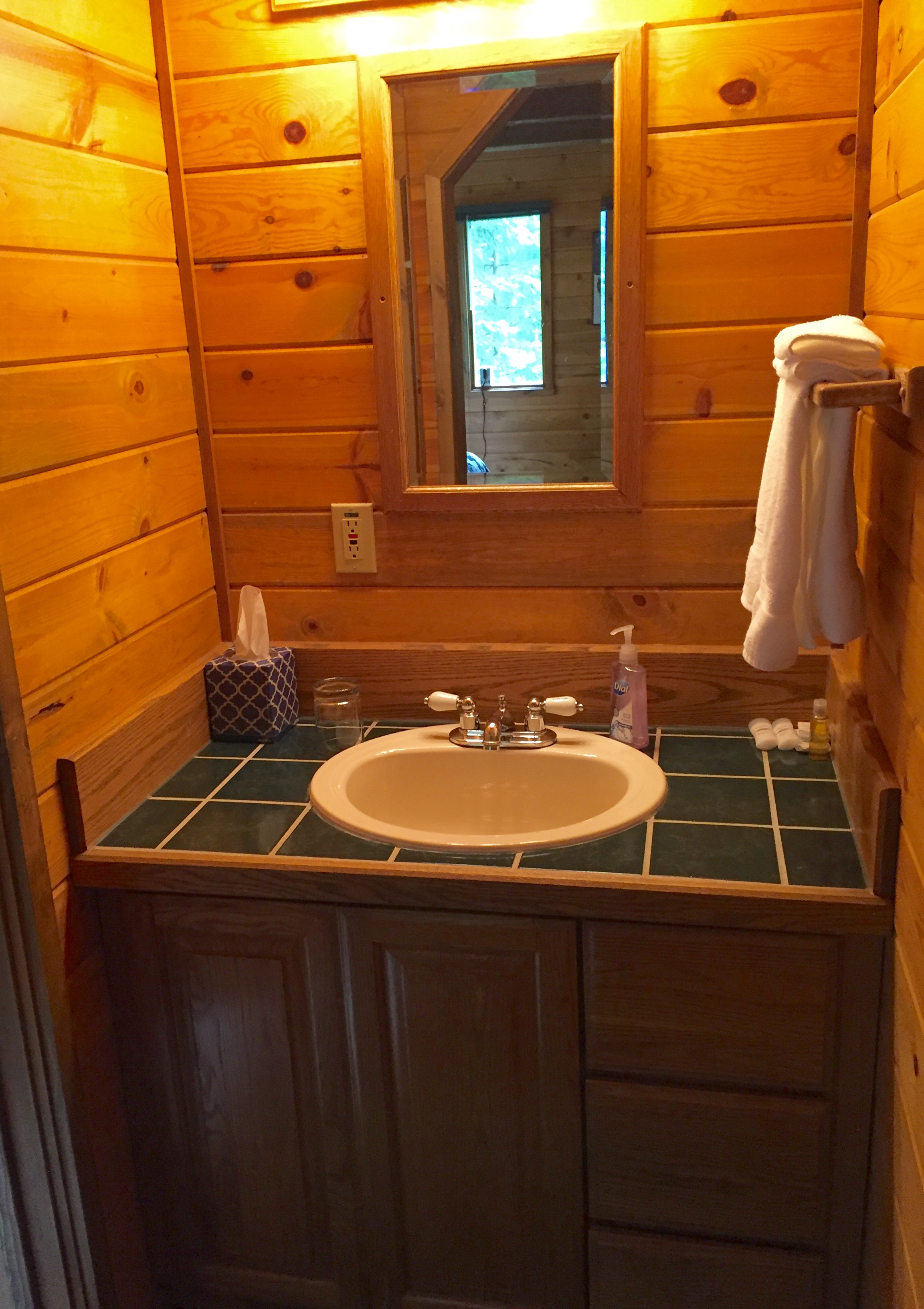 Abode Well Cabin King Bed Private Bathroom WIFI Cabins for Rent in