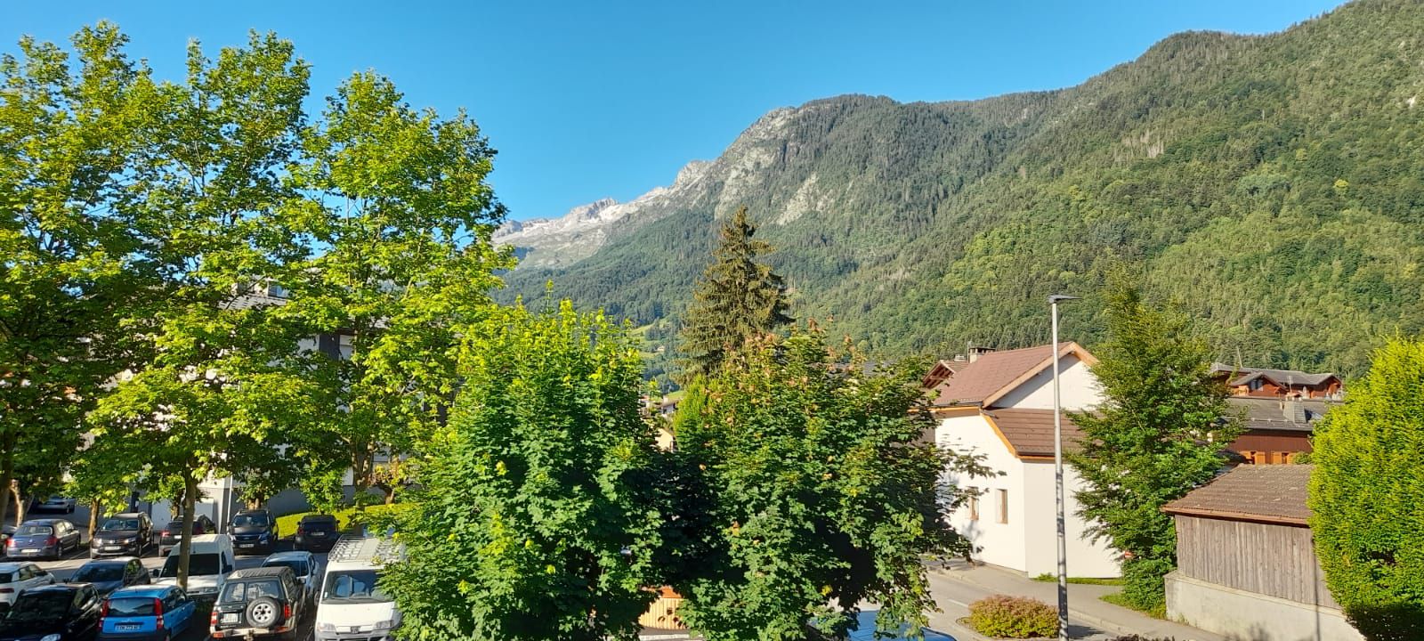 Large 3 rooms 80m2 Downtown, private parking.