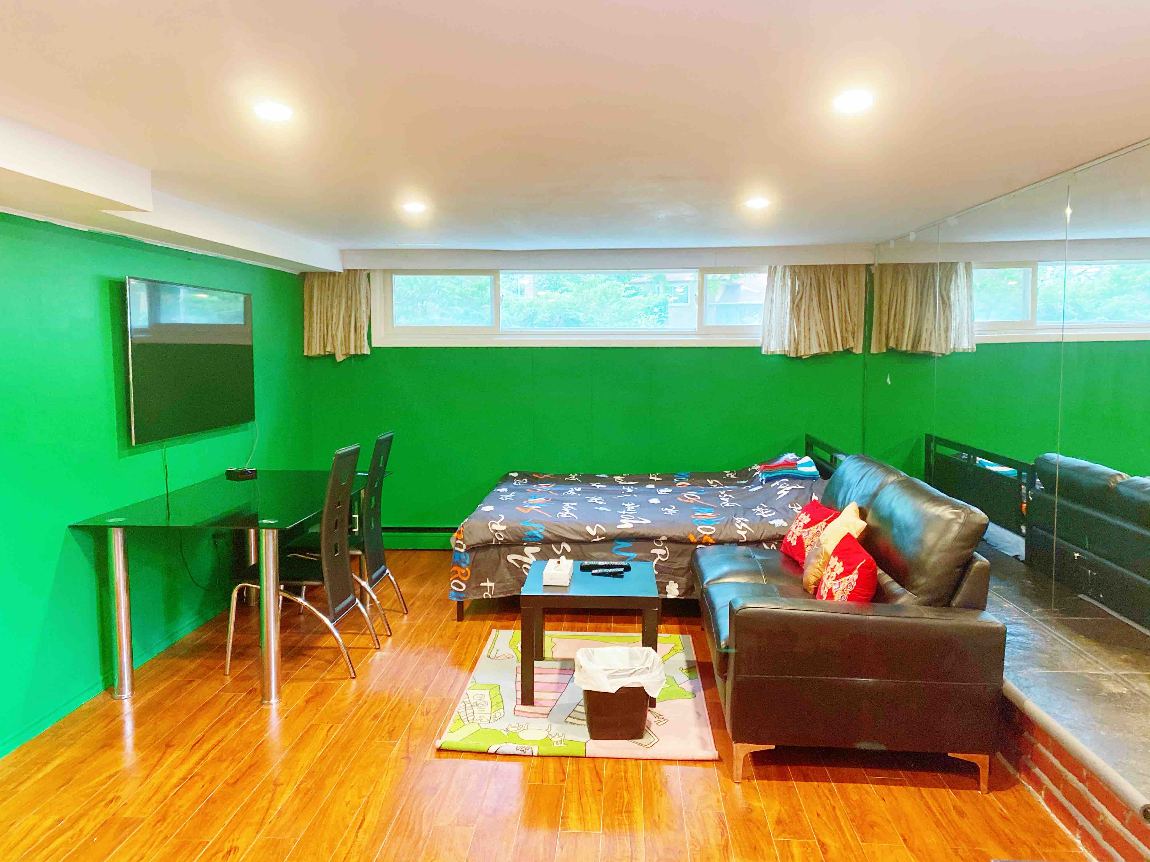 Motel style: Studio style room, ensuite washroom