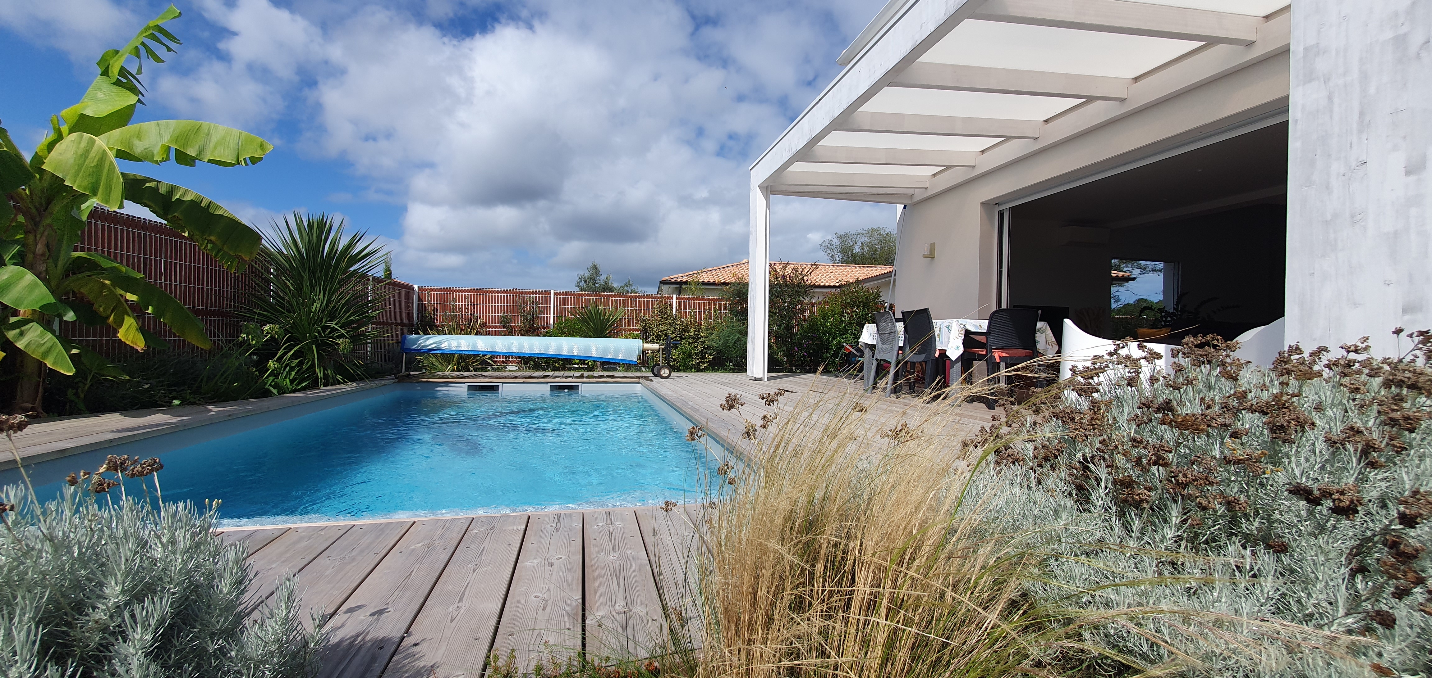 Beautiful contemporary villa between golf and ocean