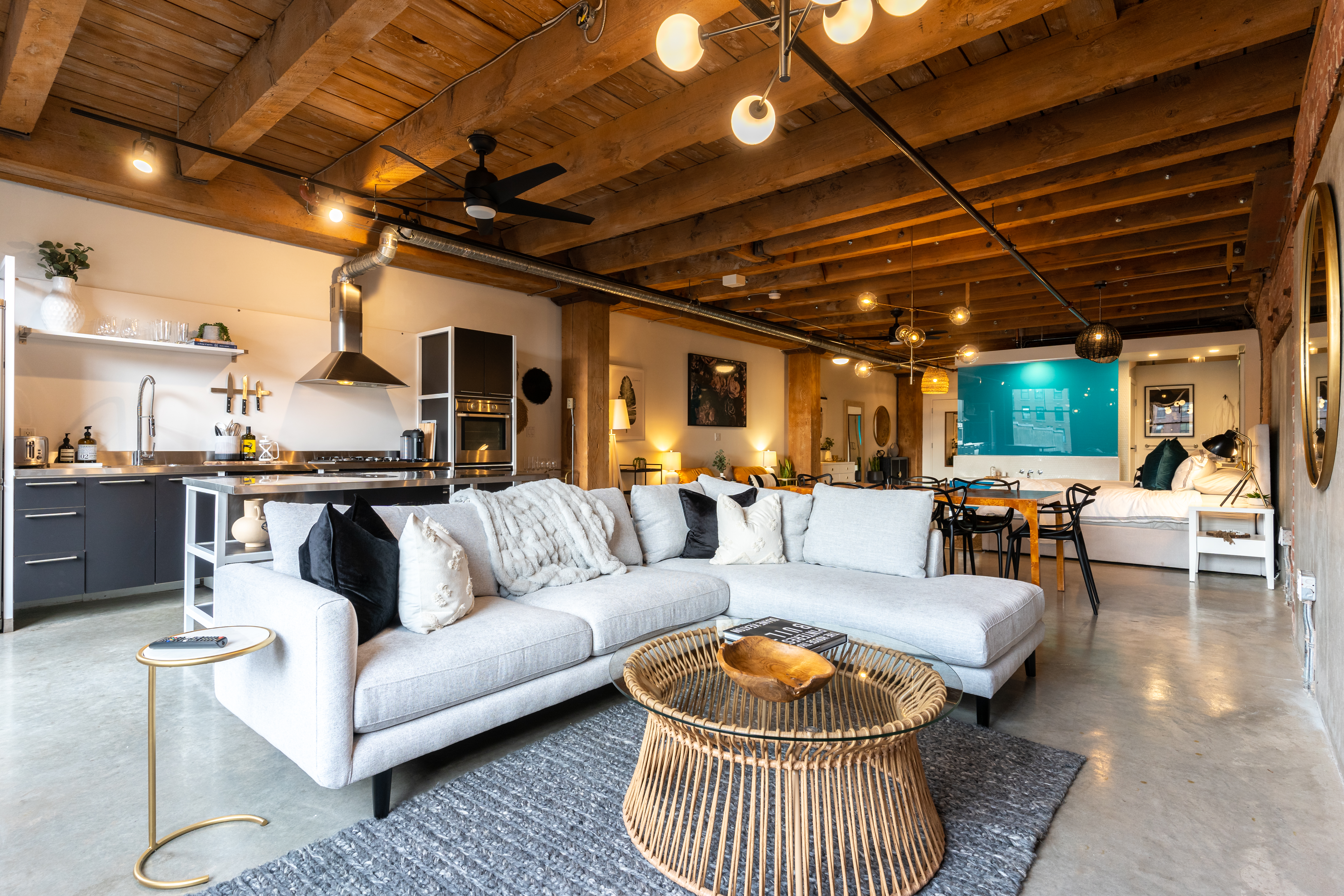 Stunning Gastown Loft! 1200 sq ft & King Bed