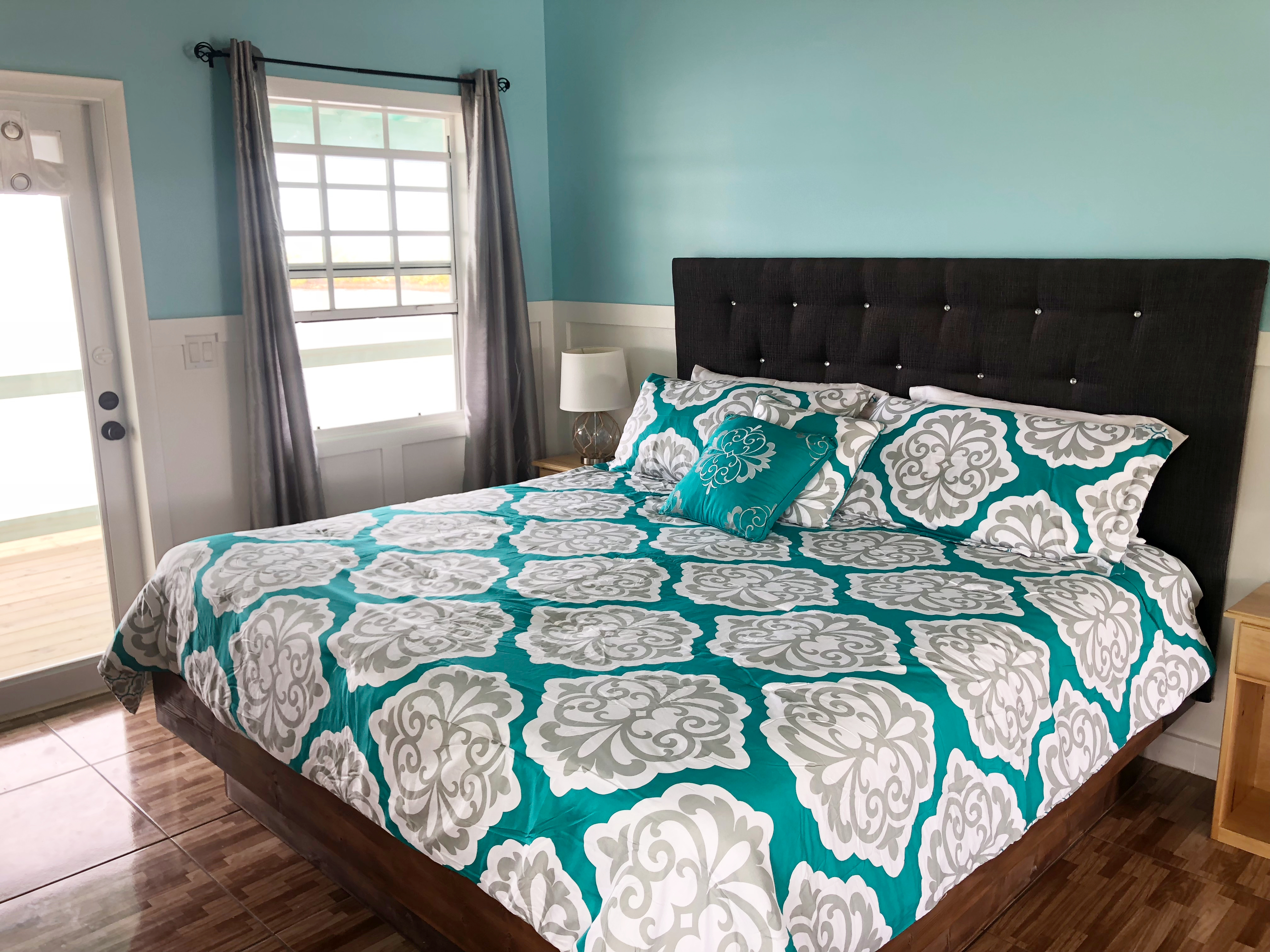 King bed Cottage with Seaview & Deck (Kooters)