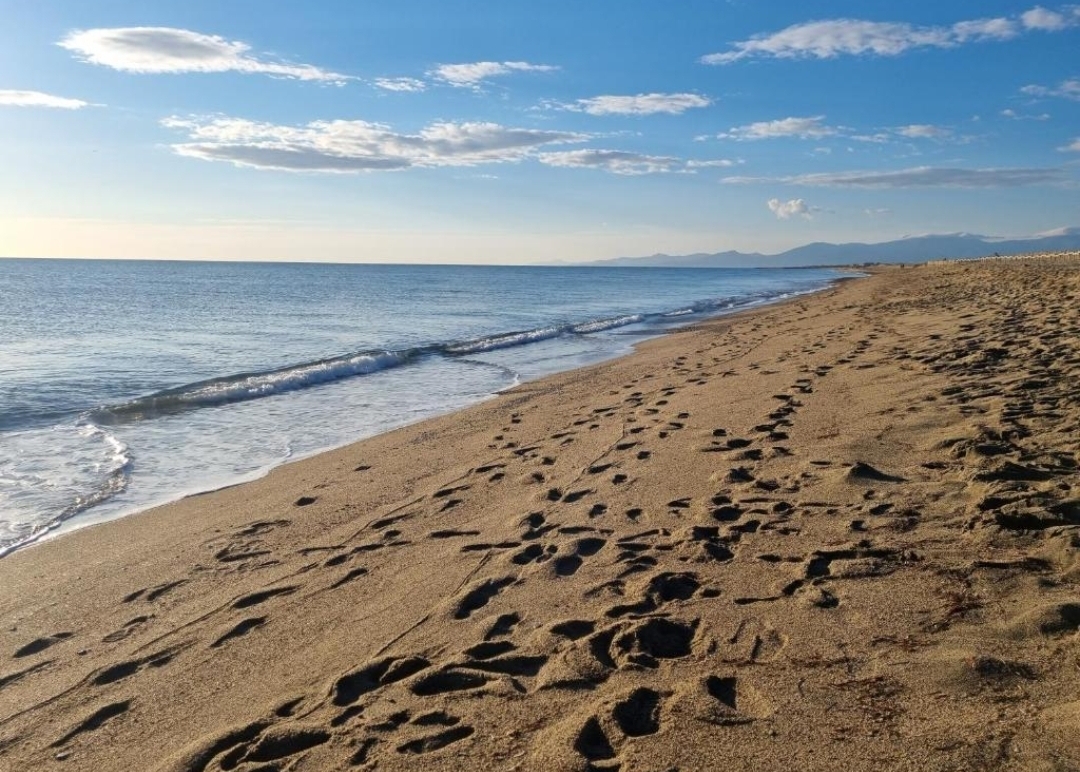 Very close to the sea with private parking and wifi