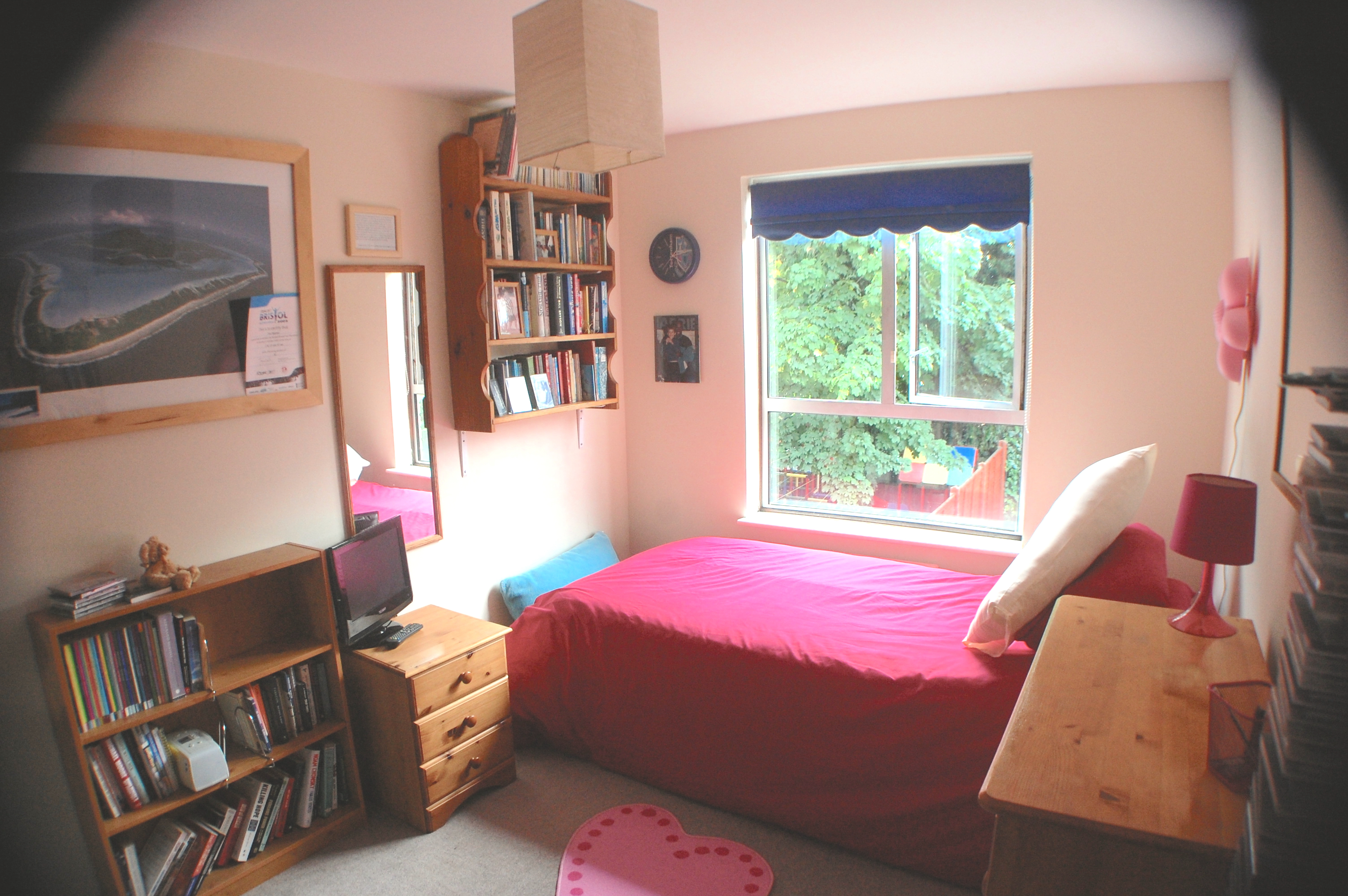 Homely room in leafy Ealing.