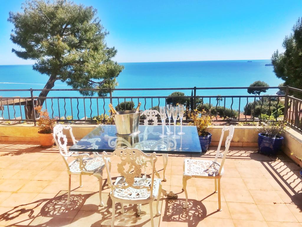 Provencal chalet by the sea with pool and bbq