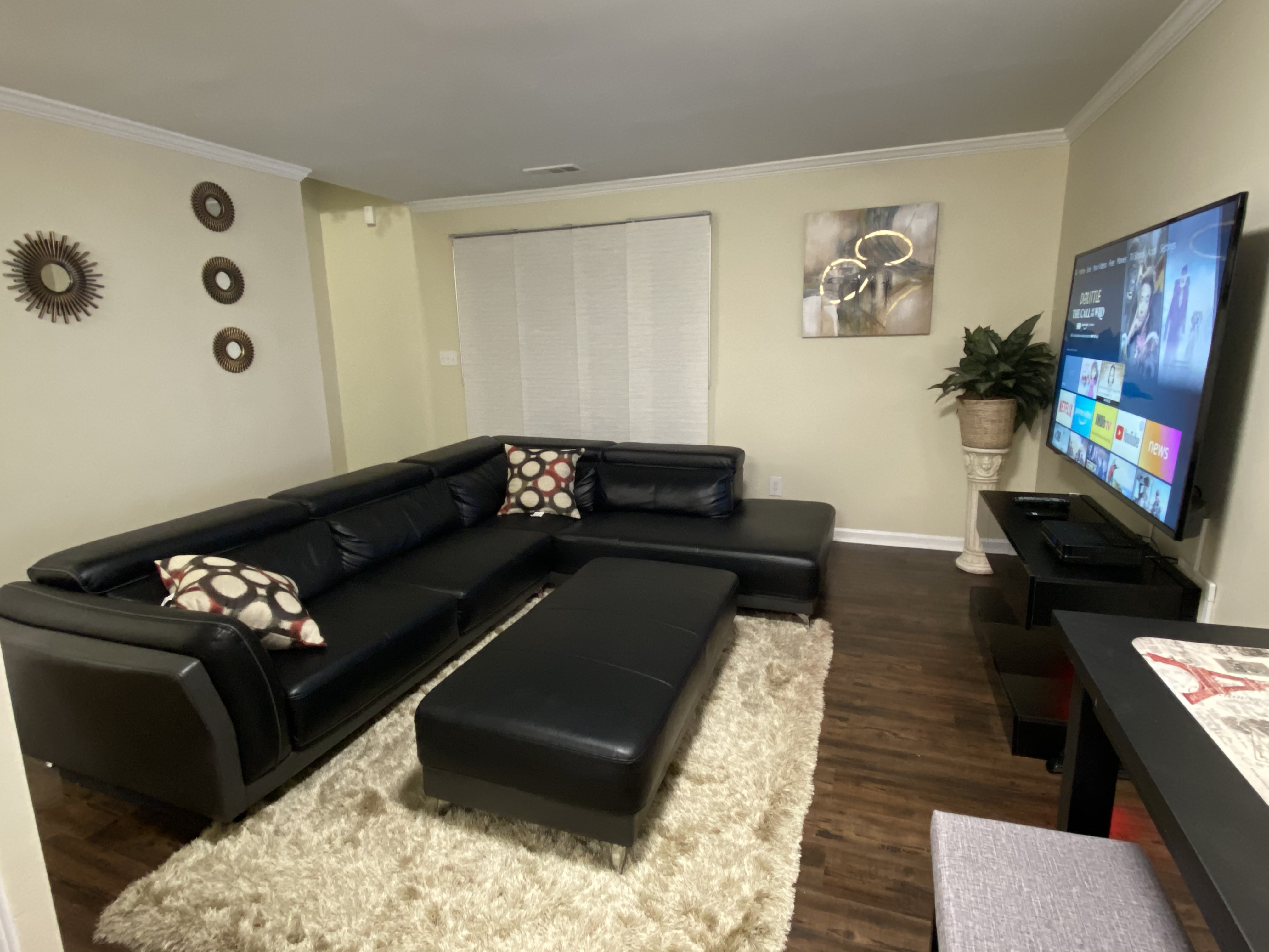 UNIQUE 2BEDROOM CONDO W/70" SMART TV NEAR DOWNTOWN Condominiums for