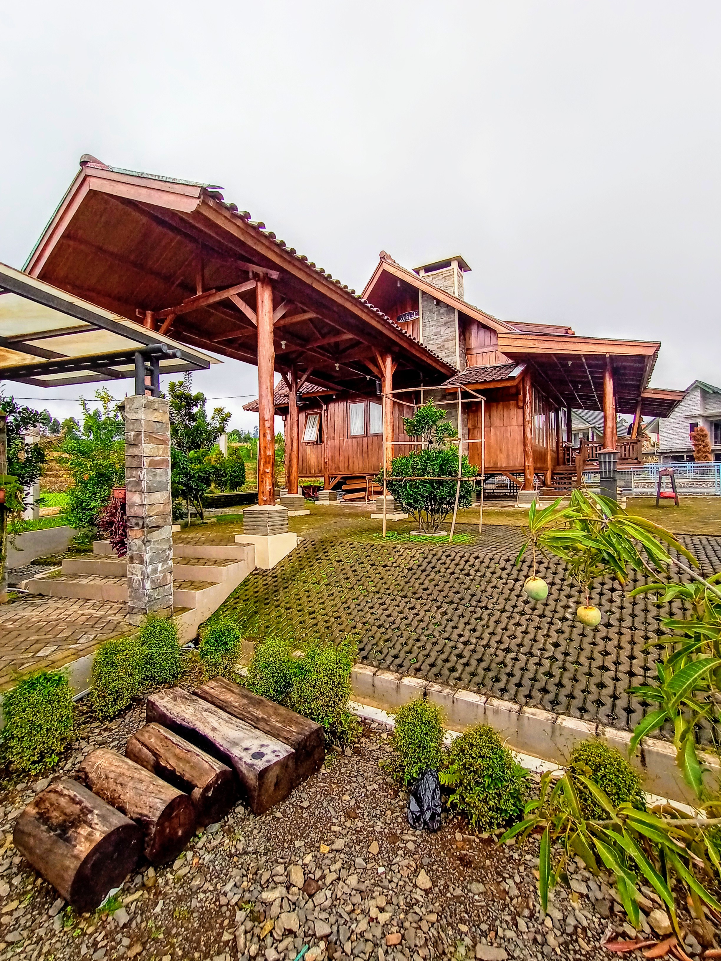 View Rumah Kayu Kerucut Ciwidey Gif