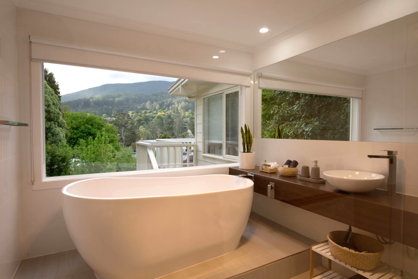Top location. Walk to shops, river. Modern comfort