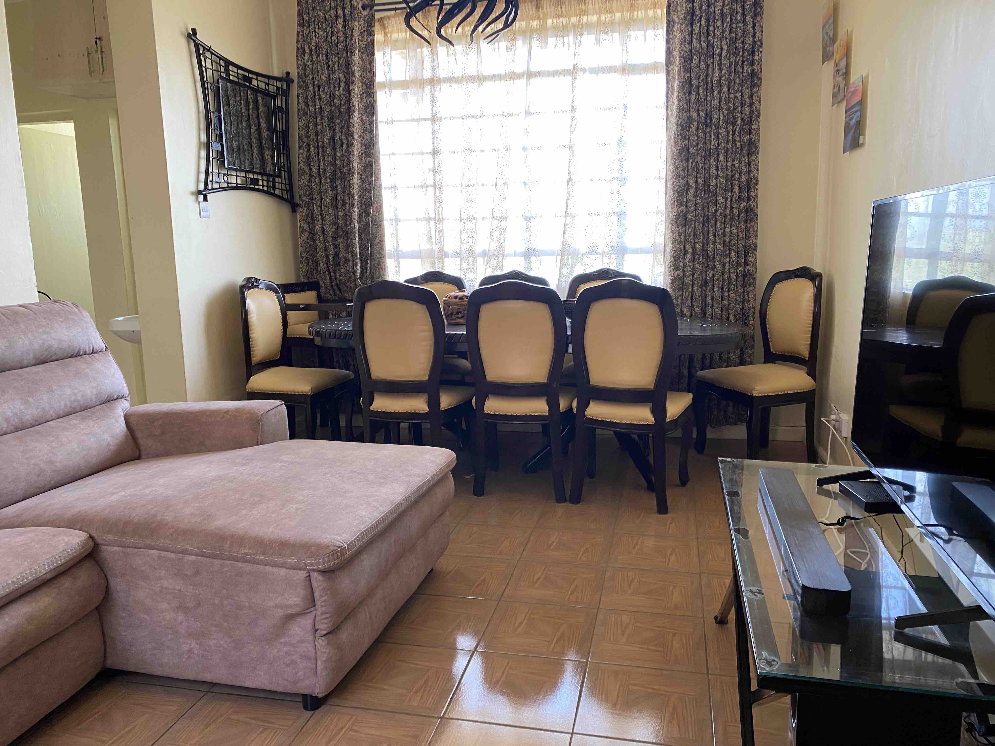 Lovely 2 bed apt, kitchen, free Wi-Fi & parking