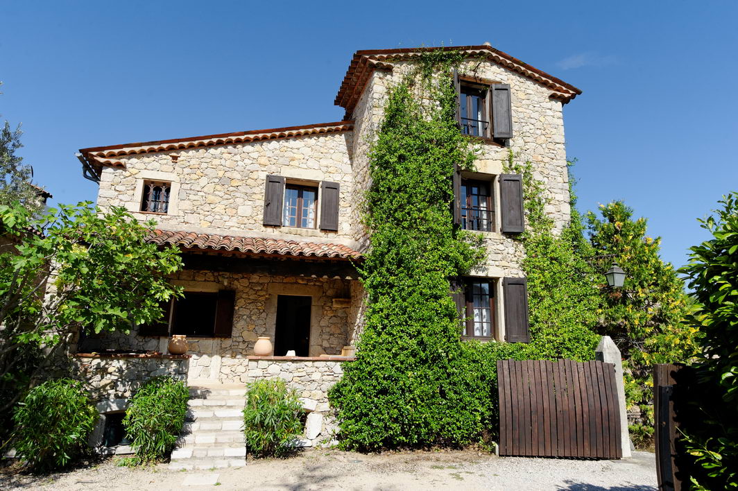 Stone bastide in Provence