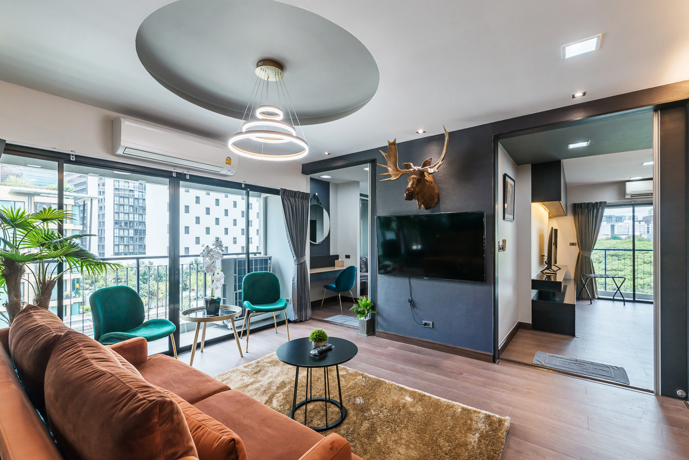 Splendid Modern spacious gem in CBD Ploenchit