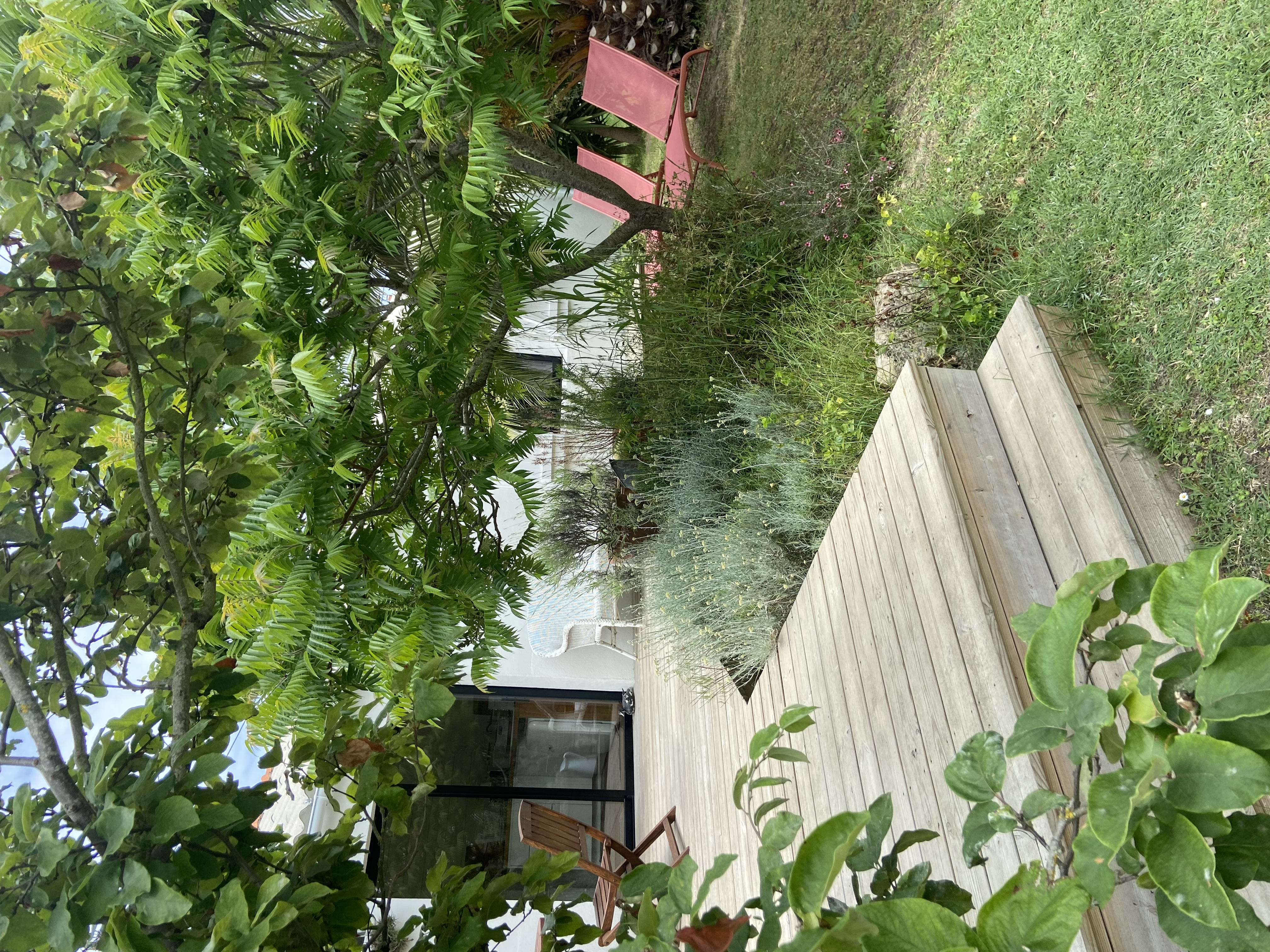 bucolic garden a 3 minute walk to the beach