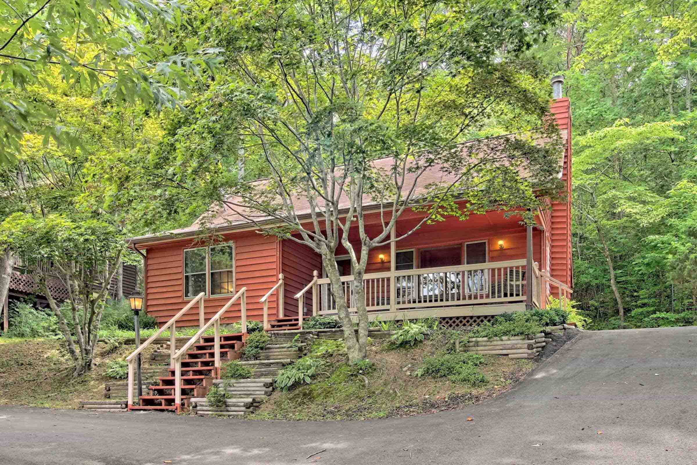 Little Red House, near Downtown w/golf course view Cabins for Rent in