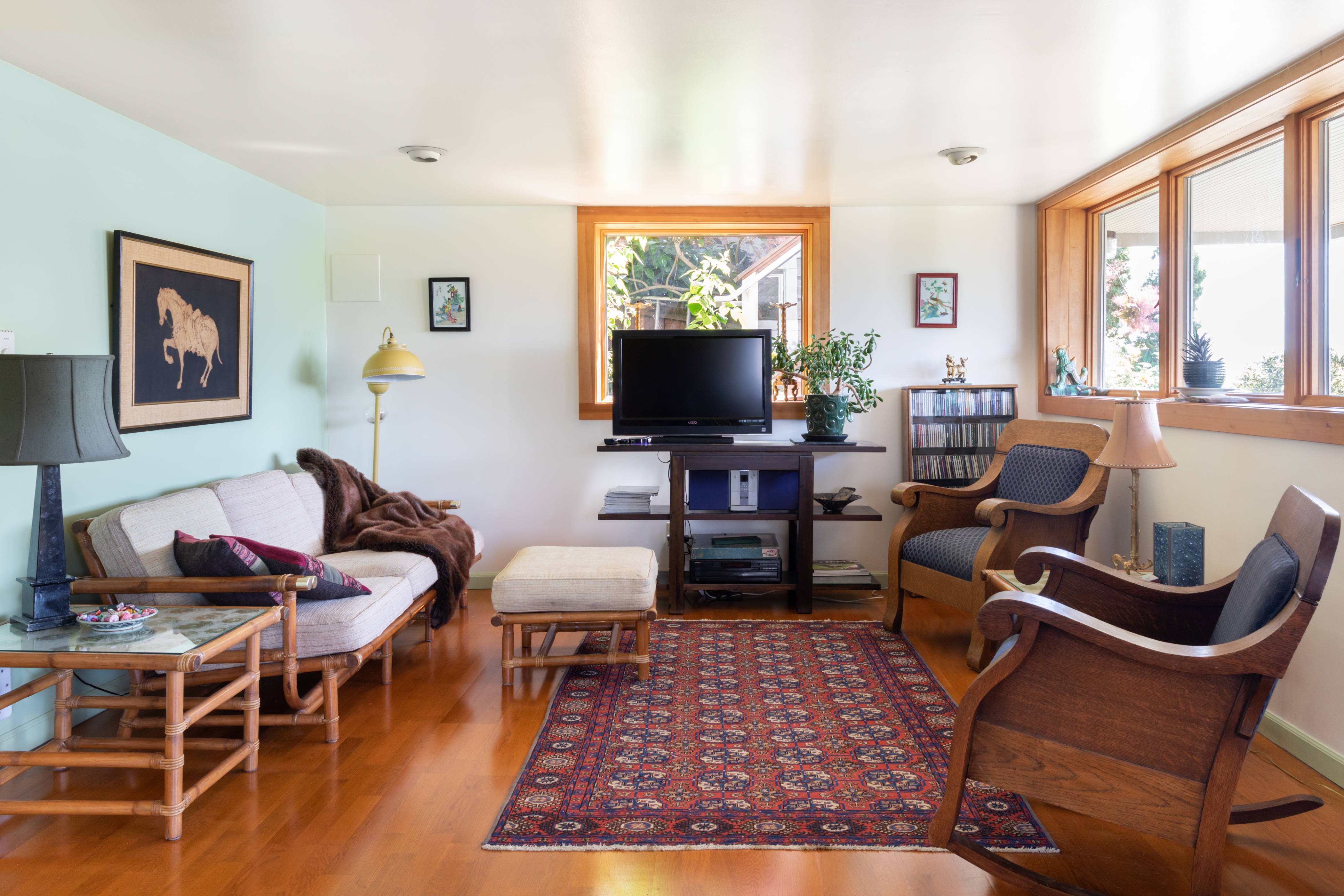 Elegant Vintage Craftsman Apartment With Garden