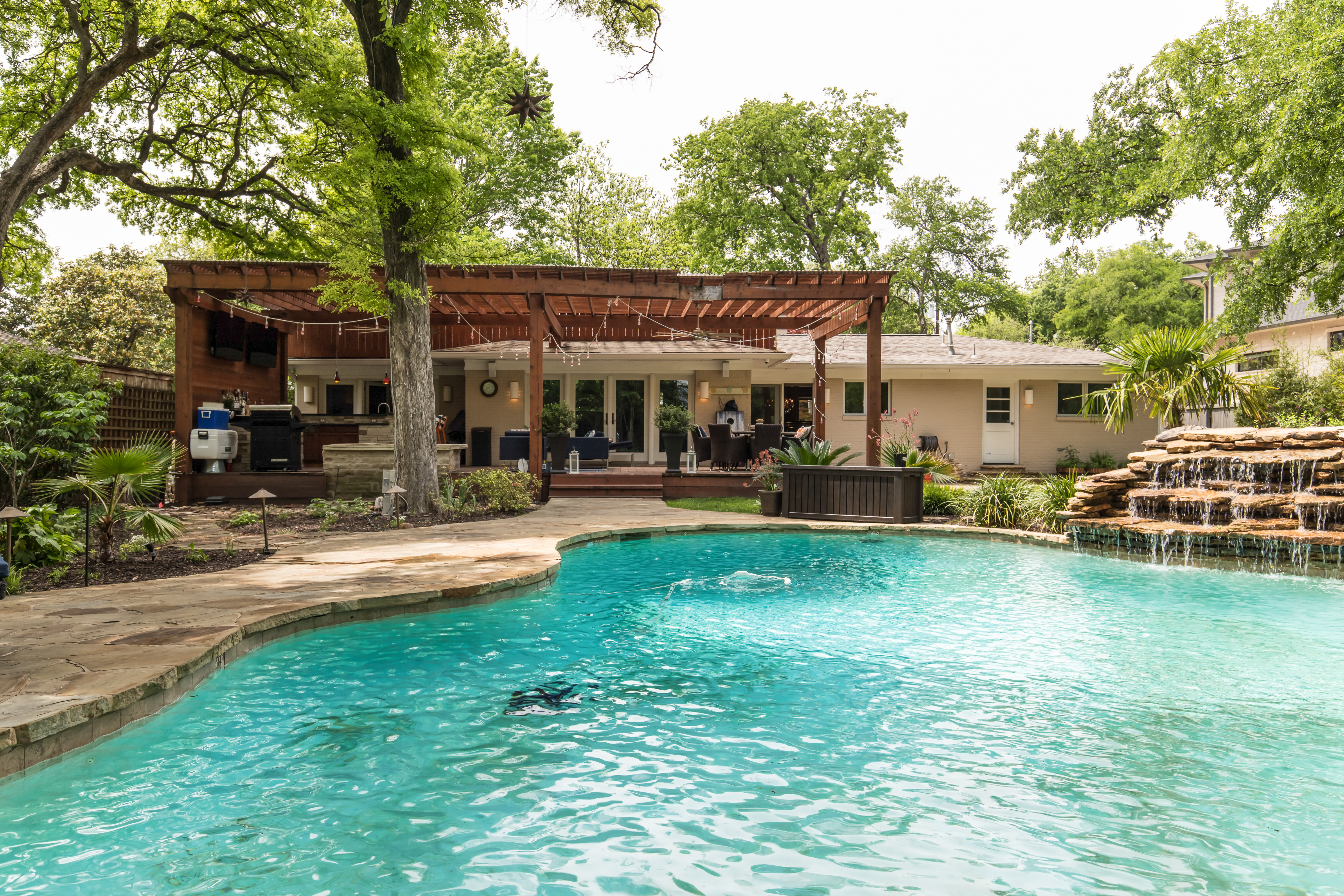 Bluffview Pool Oasis – 2BR Mid-Century Smart Home in District 13, Dallas