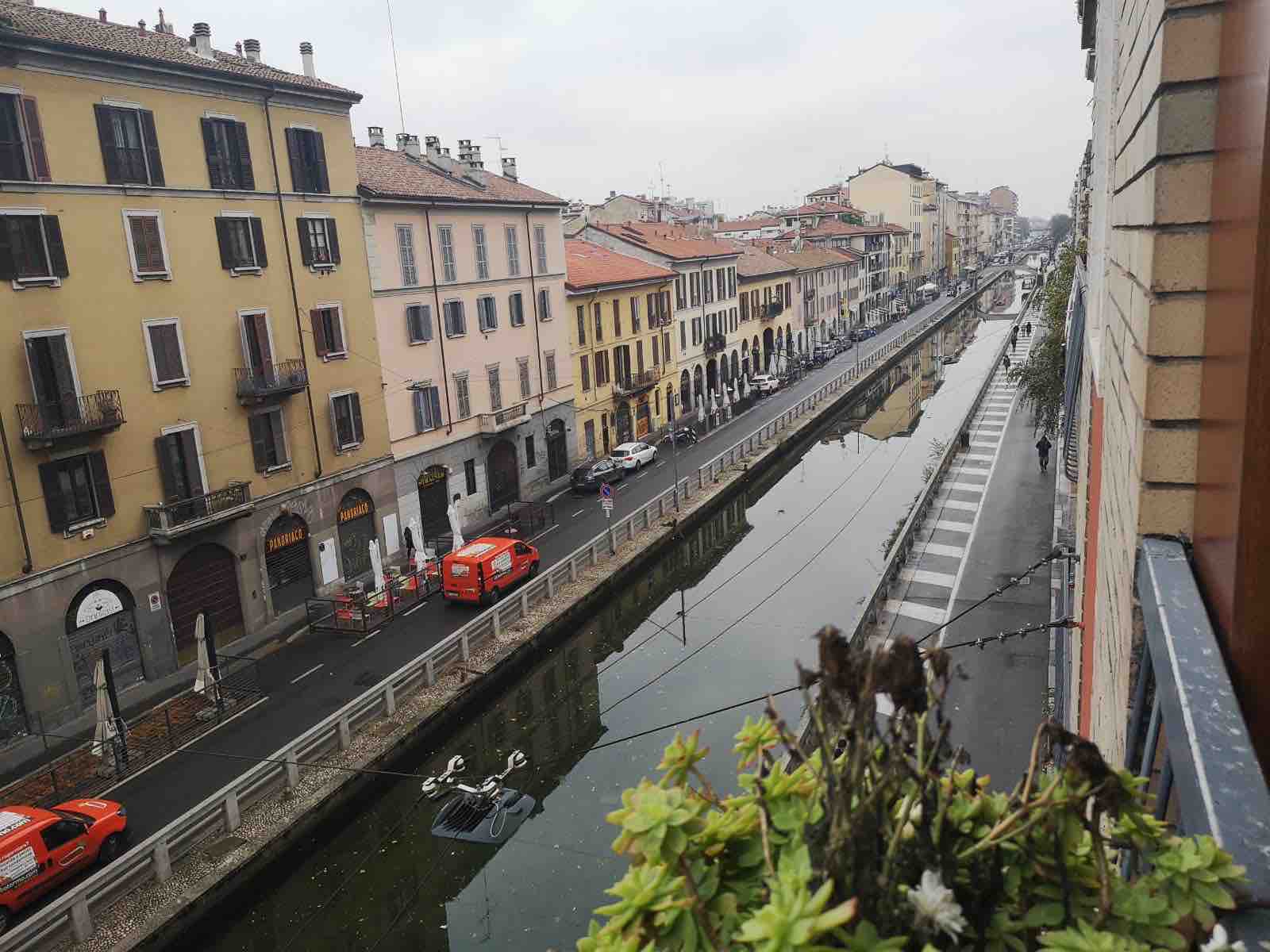 Navigli, double bedroom overlooking the canal.