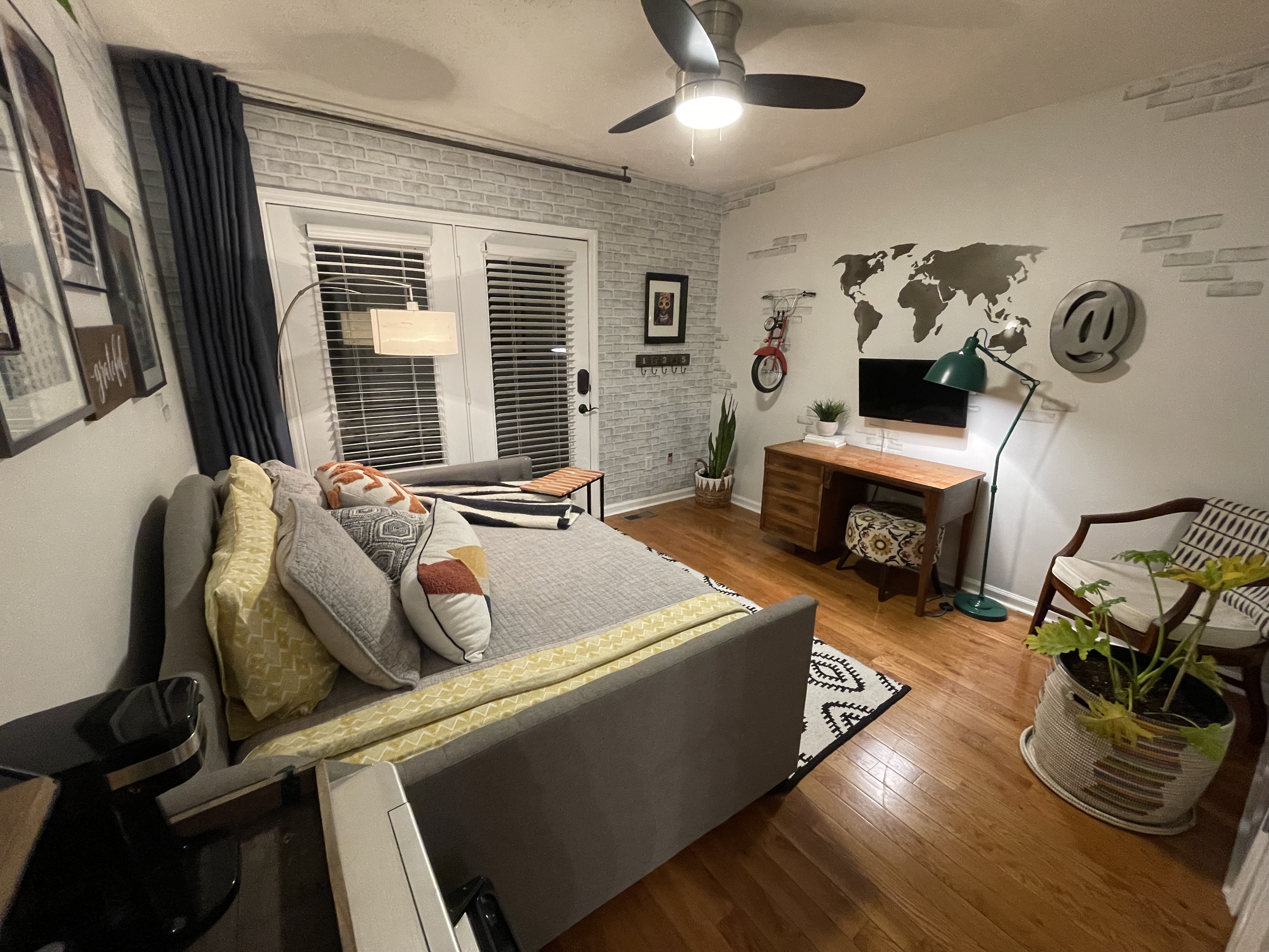Private entry & bath in the Heart of the City. in District 19, Nashville