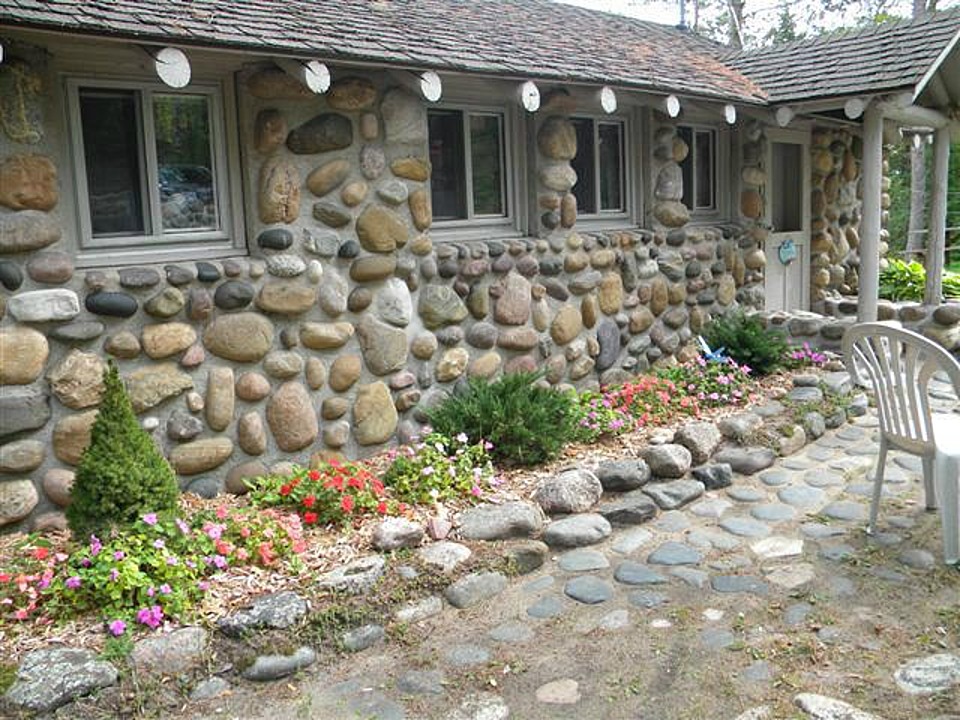 Stonecliffe Cottage on Lake Huron Cottages for Rent in Rogers City