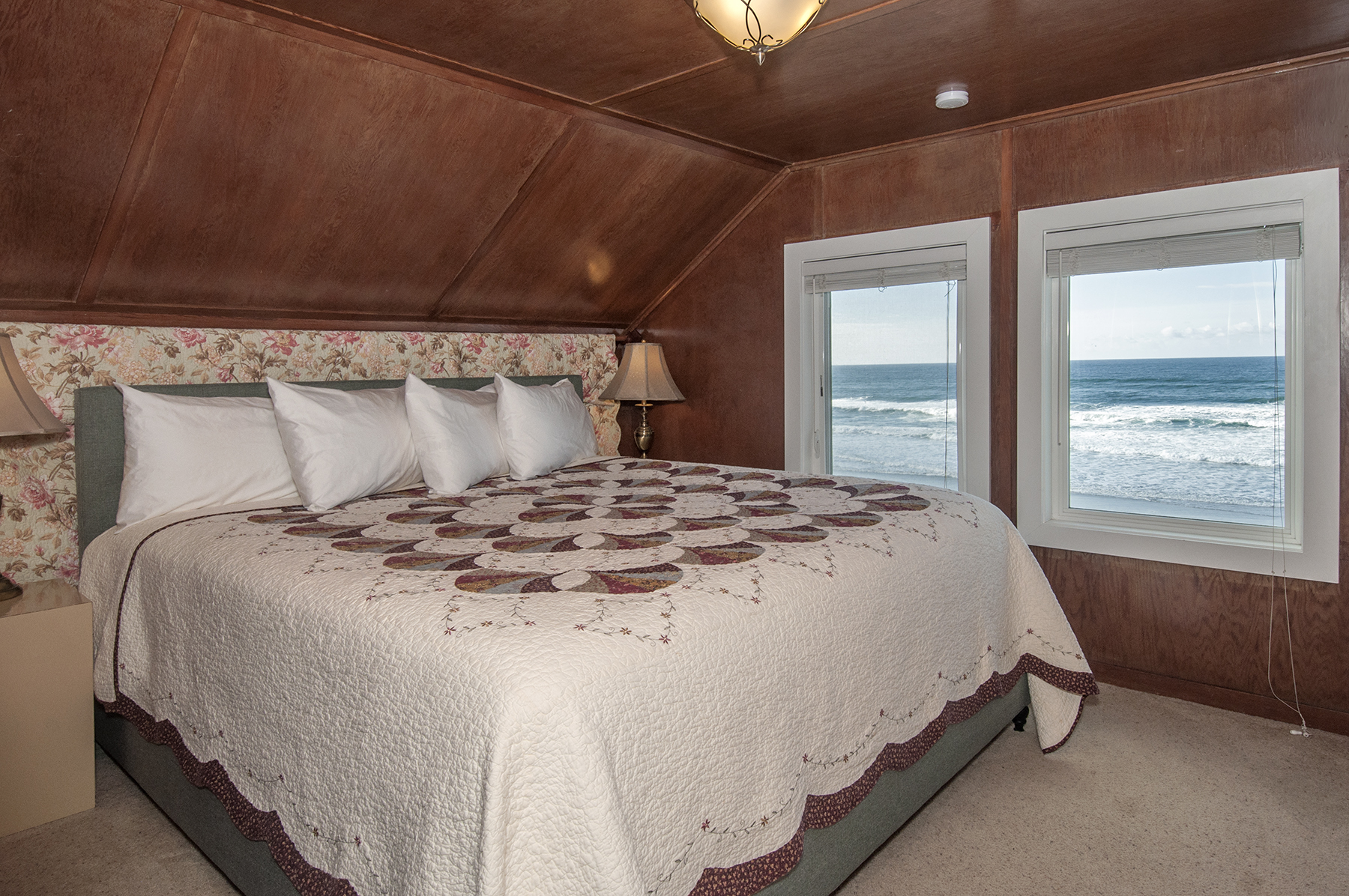 OceanFront, Hot Tub, Walk to the Casino Houses for Rent in Lincoln