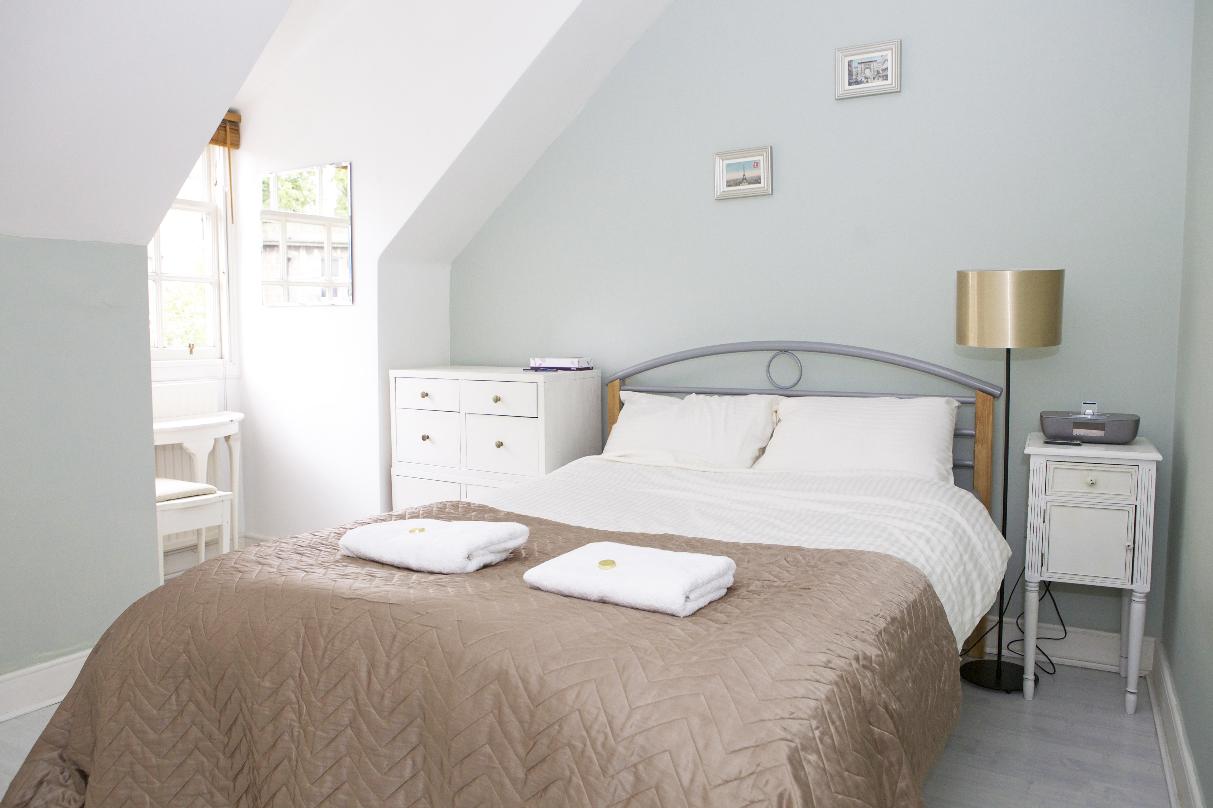Cozy double room in the heart of Edinburgh — rentals in Old Town, Princes Street and Leith Street, Edinburgh
