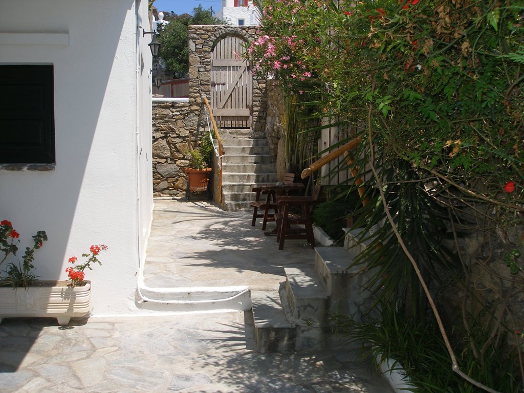 SΝΟ4 studio (3 adults) with garden view no view